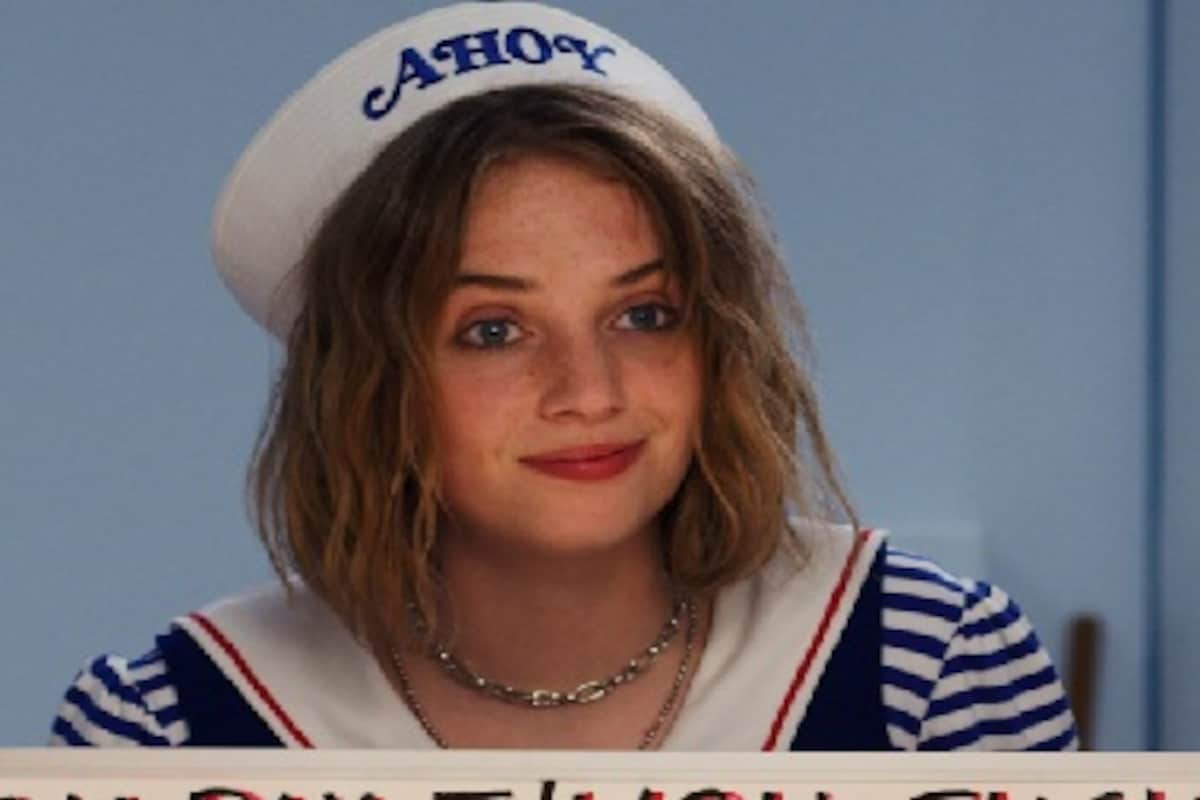 Maya Hawke As Robin In Stranger Things Wallpapers