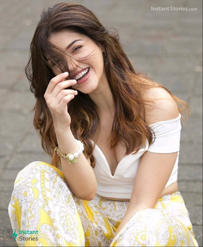 Mehreen Pirzada Hot Wallpapers