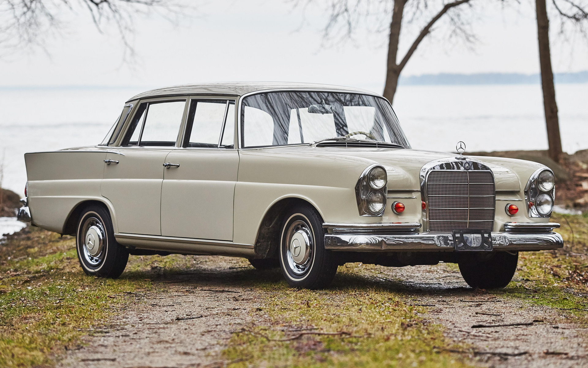 Mercedes-Benz 220S Wallpapers