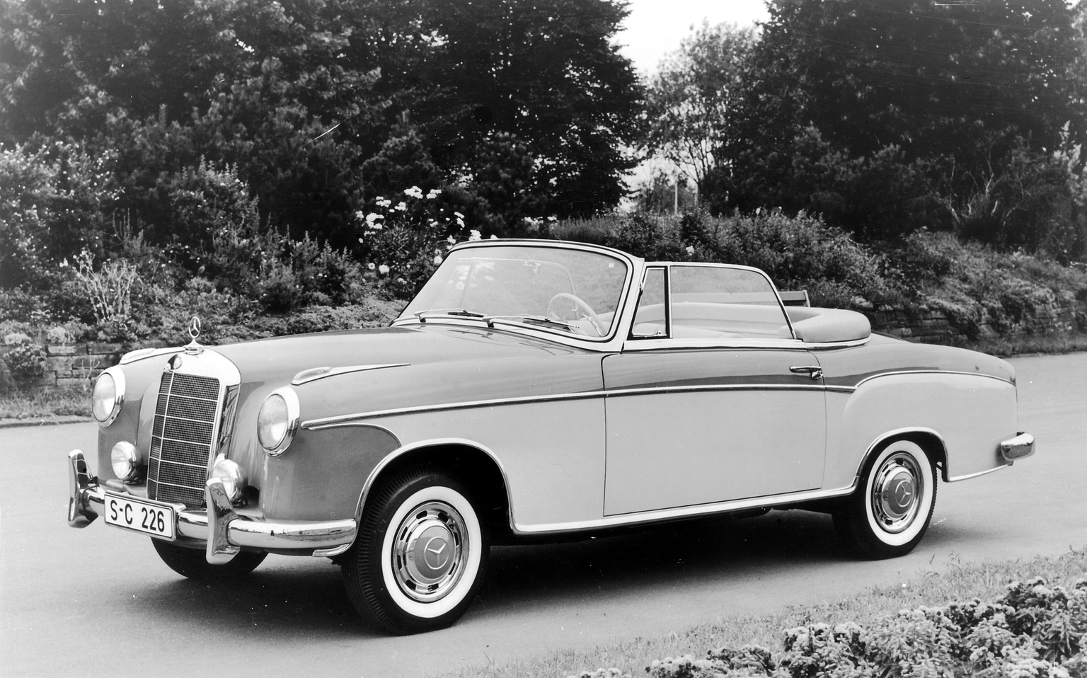 Mercedes-Benz 220S Wallpapers