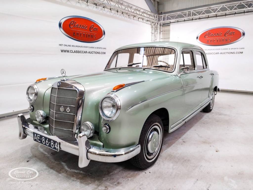 Mercedes-Benz 220S Wallpapers