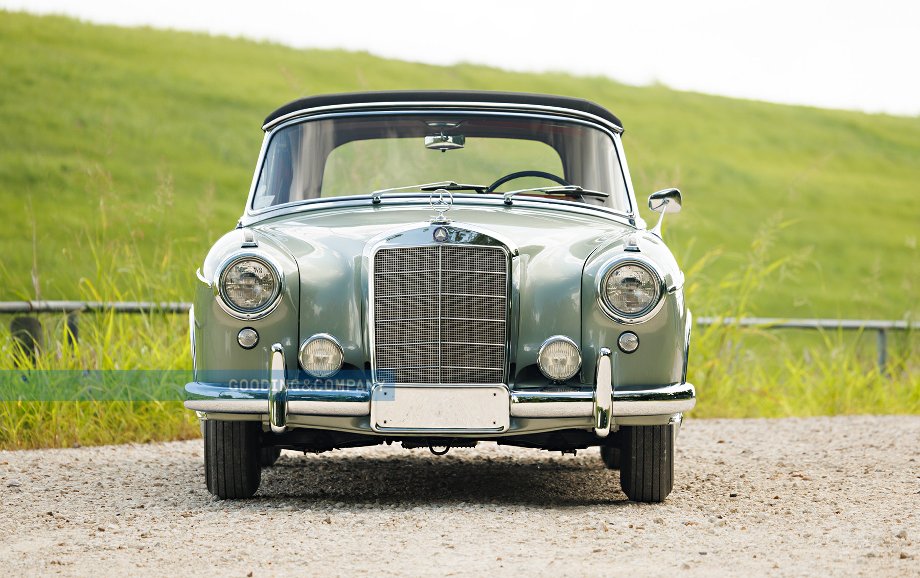 Mercedes-Benz 220S Wallpapers