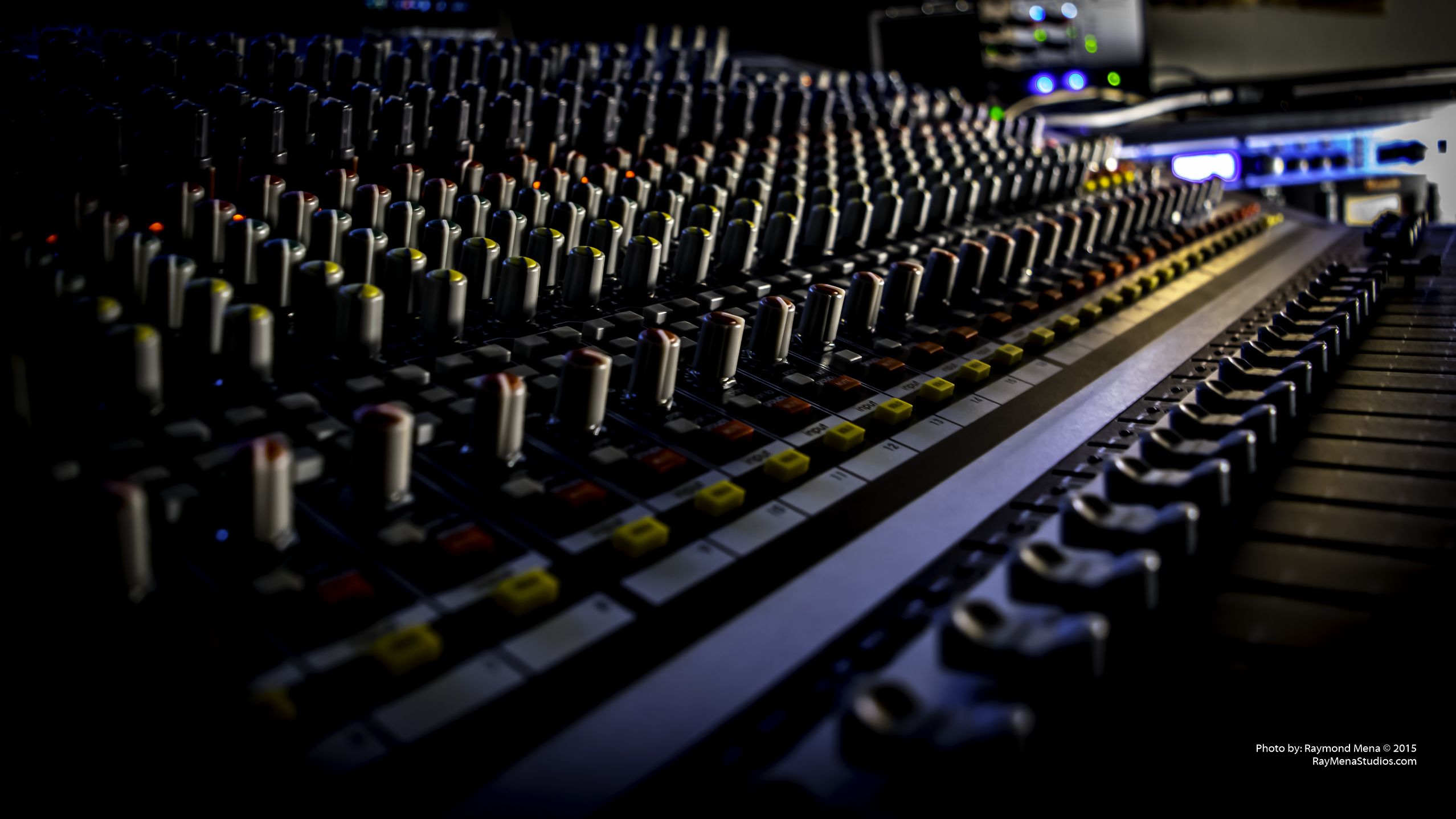 Midas Quadraphonic Studio Desk Wallpapers