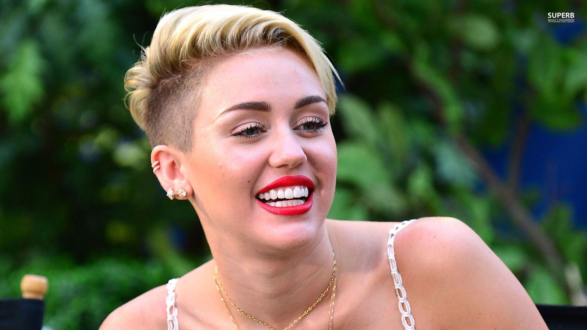 Miley Cyrus Face 2020 Wallpapers