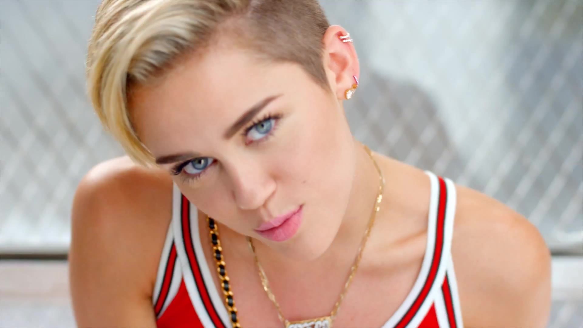 Miley Cyrus Face Wallpapers