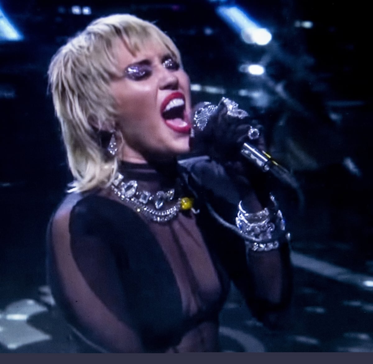 Miley Cyrus SNL 2020 Wallpapers