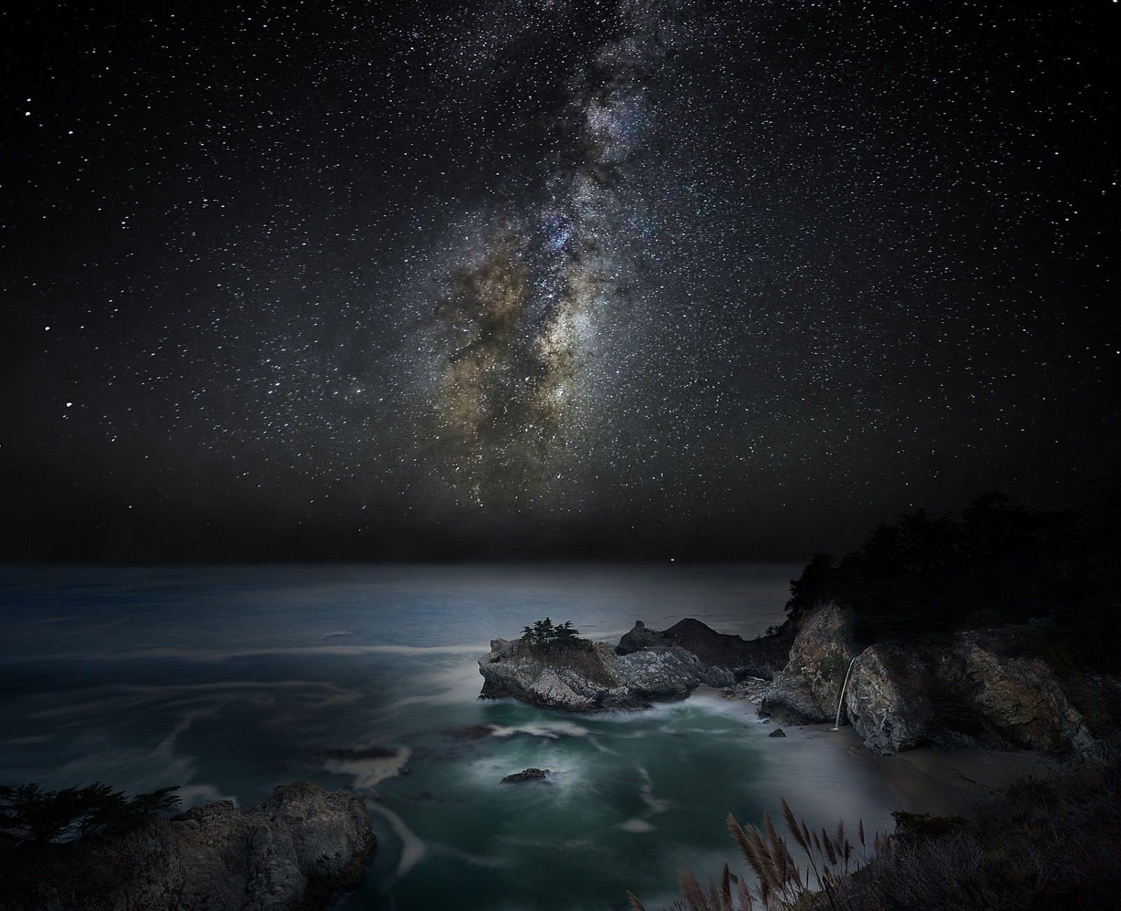 Milky Way Over The Bowling Ball Beach Wallpapers