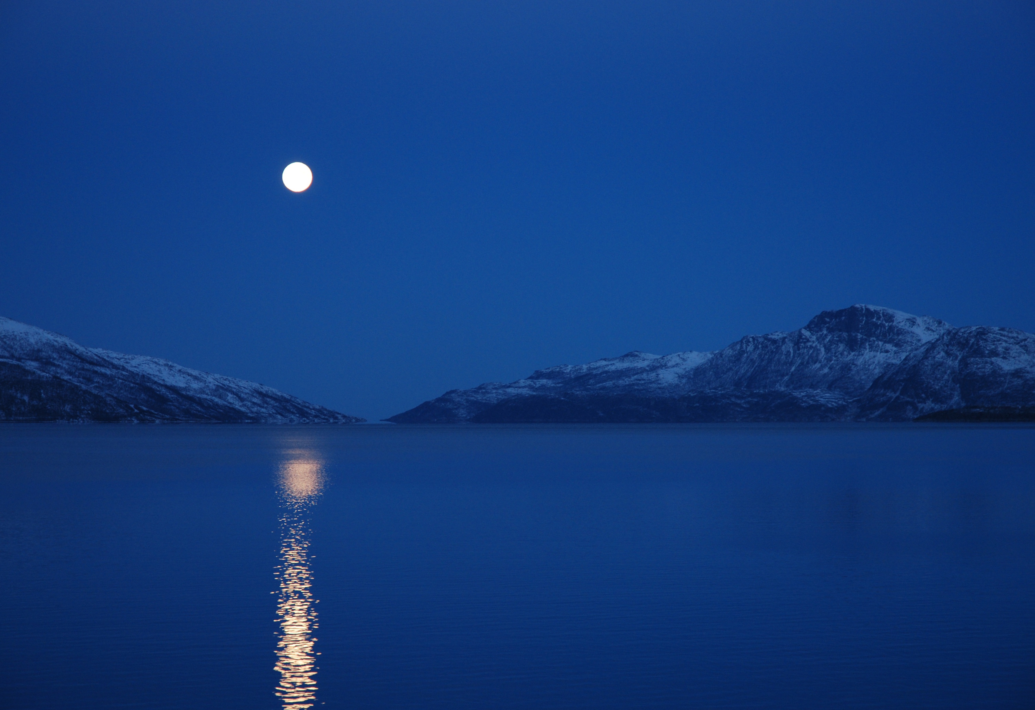 Moon Lake Wallpapers