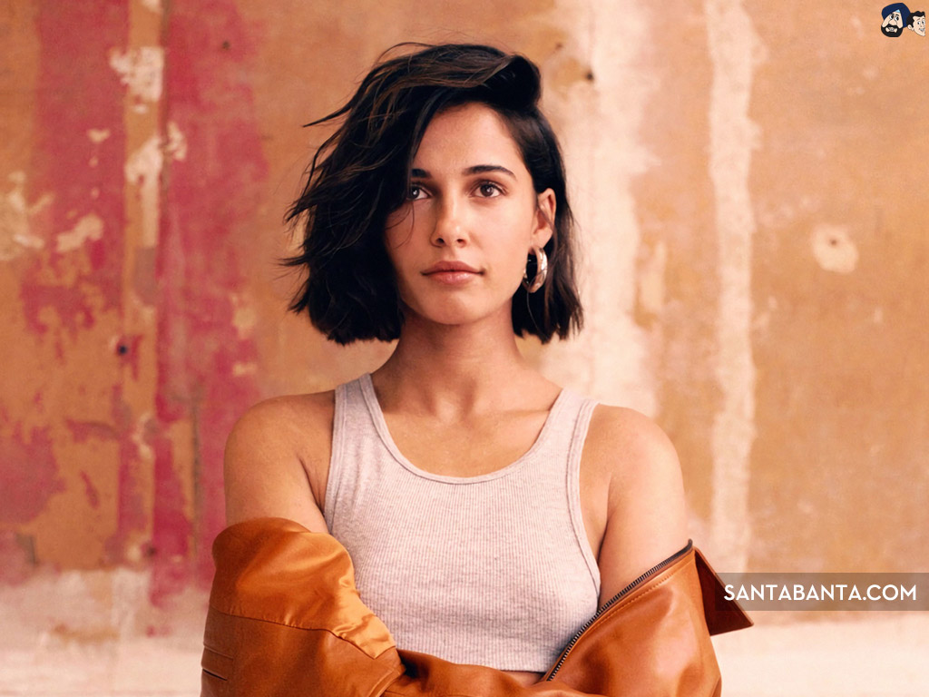 Naomi Scott Wallpapers