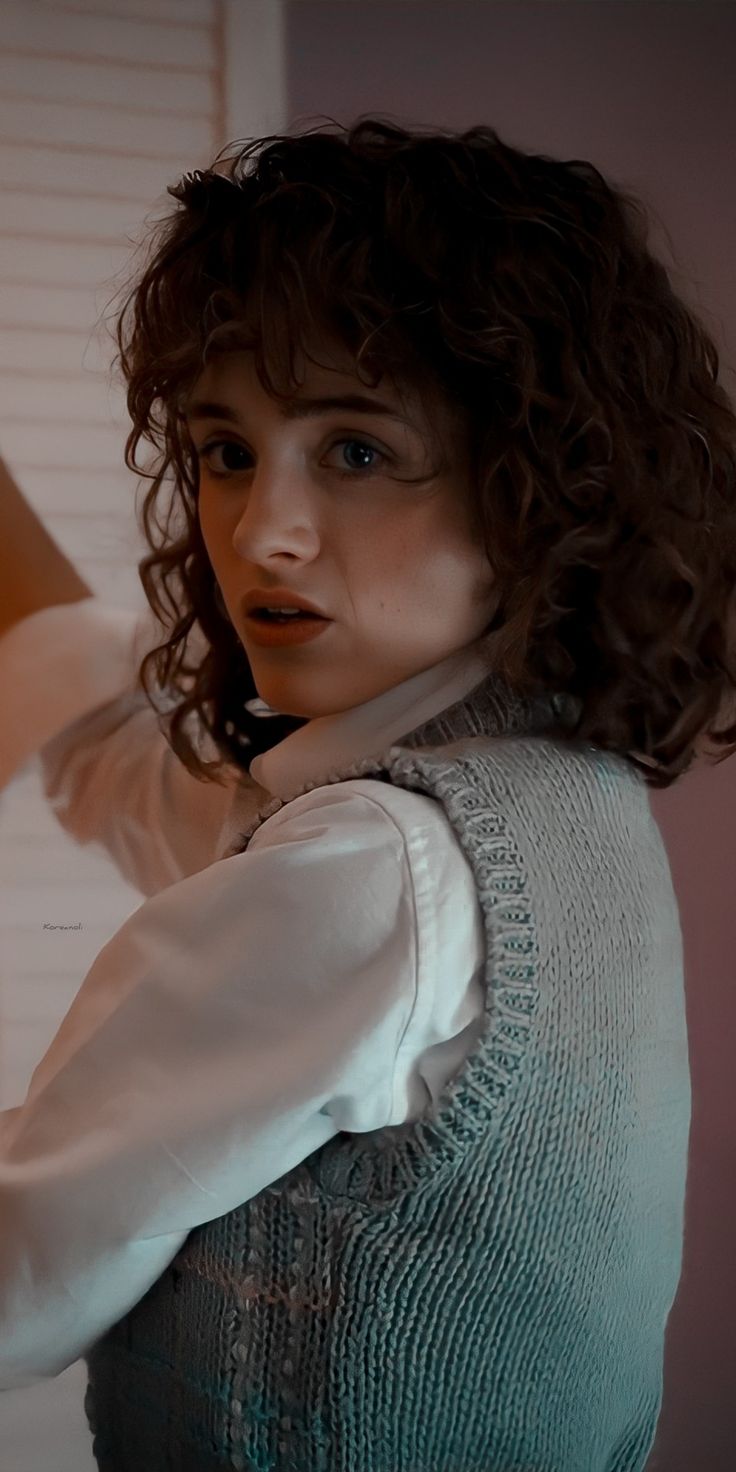 Natalia Dyer As Nancy Stranger Things Season 2 Wallpapers