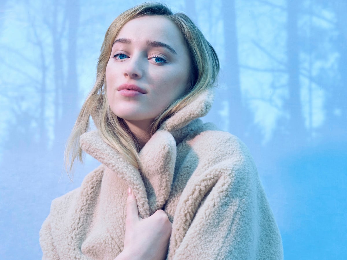 Netflix Phoebe Dynevor Actress Wallpapers