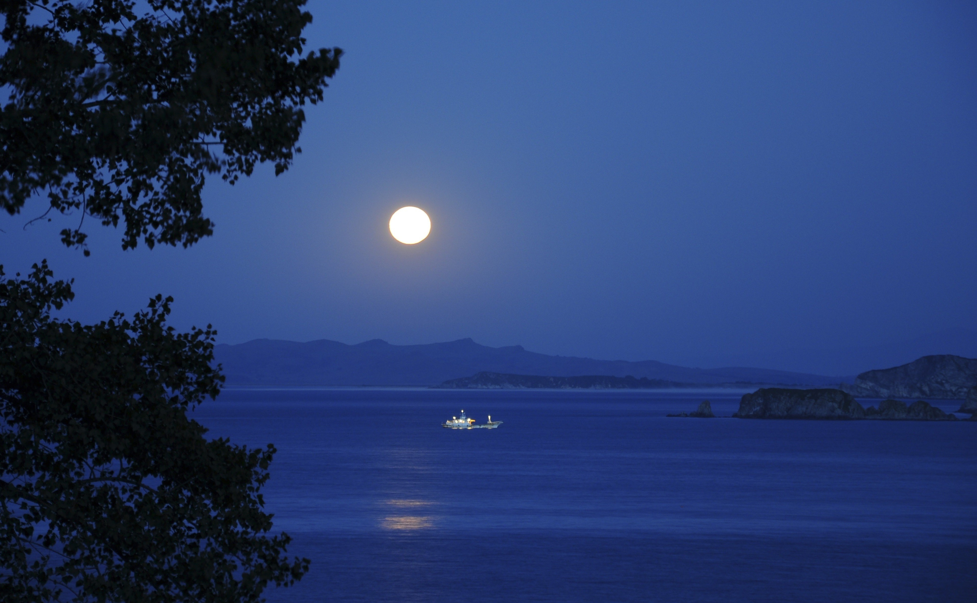 Ocean During Nighttime With Moon Wallpapers