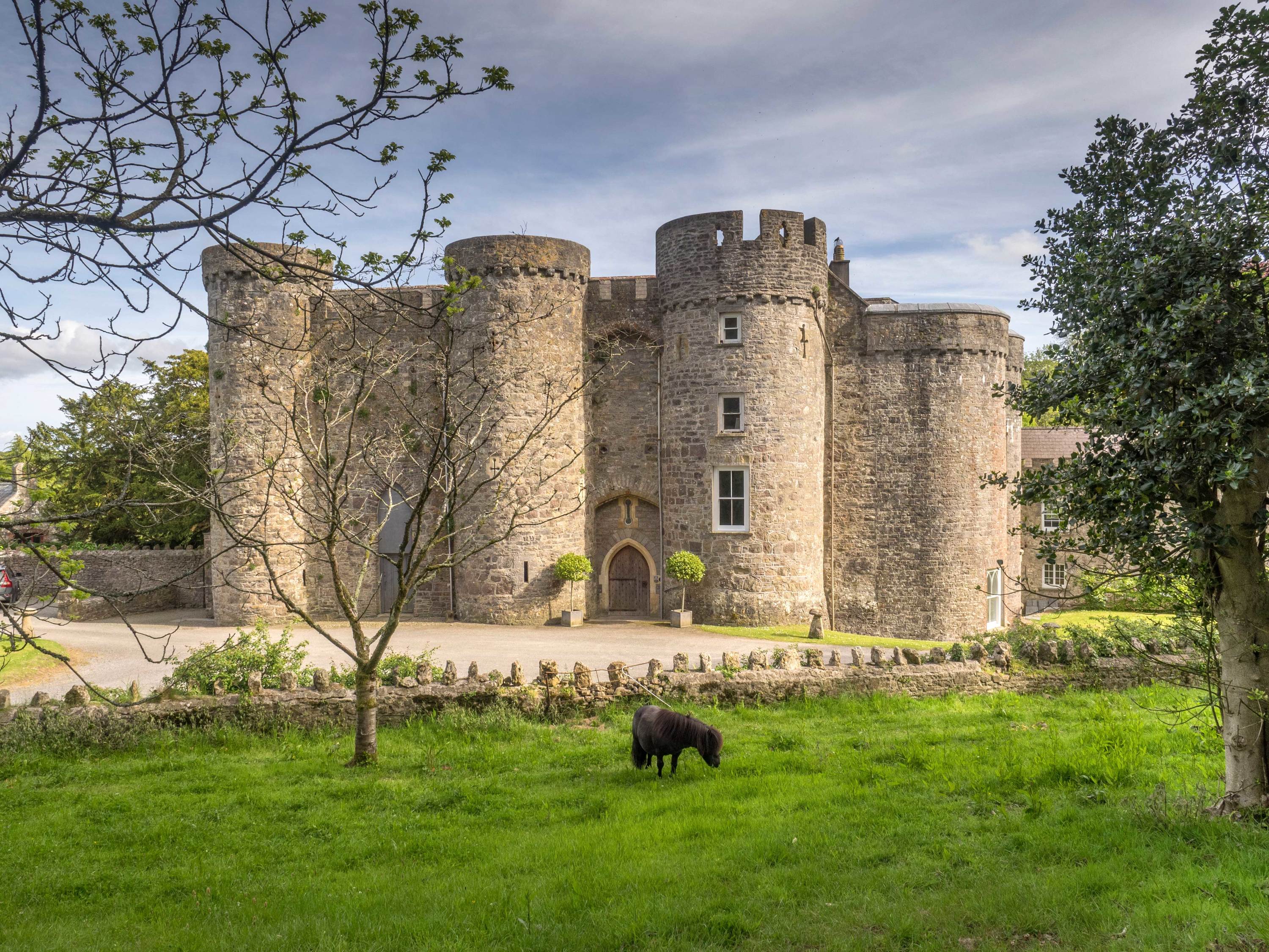 Old Victorian Castle Wallpapers