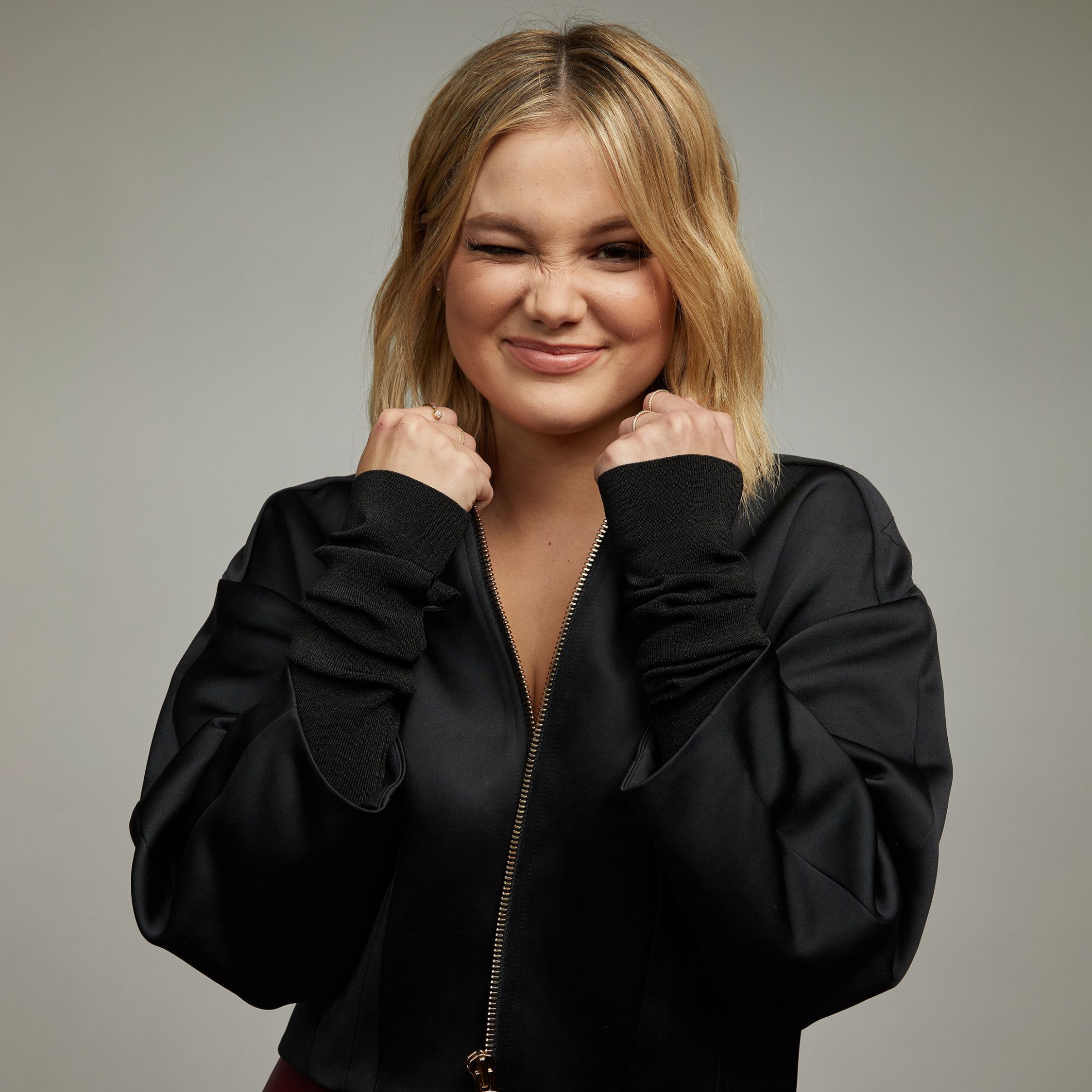 Olivia Holt Comic Con 2018 Variety Portrait Wallpapers