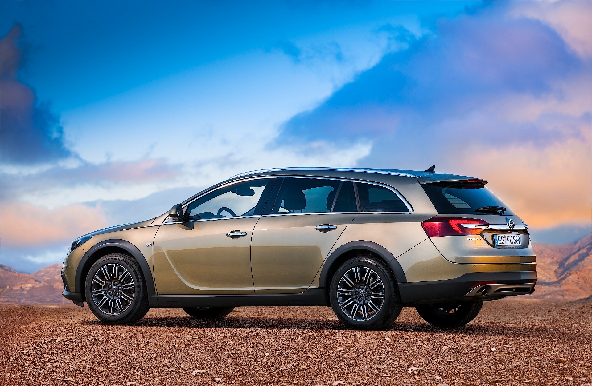 Opel Insignia Country Tourer Wallpapers