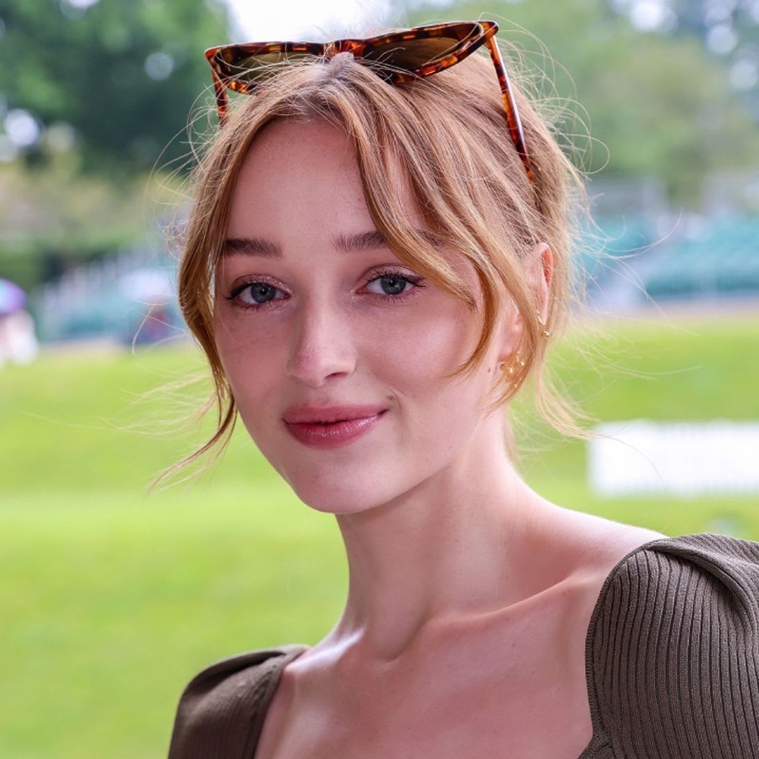 Phoebe Dynevor Actress 2021 Wallpapers