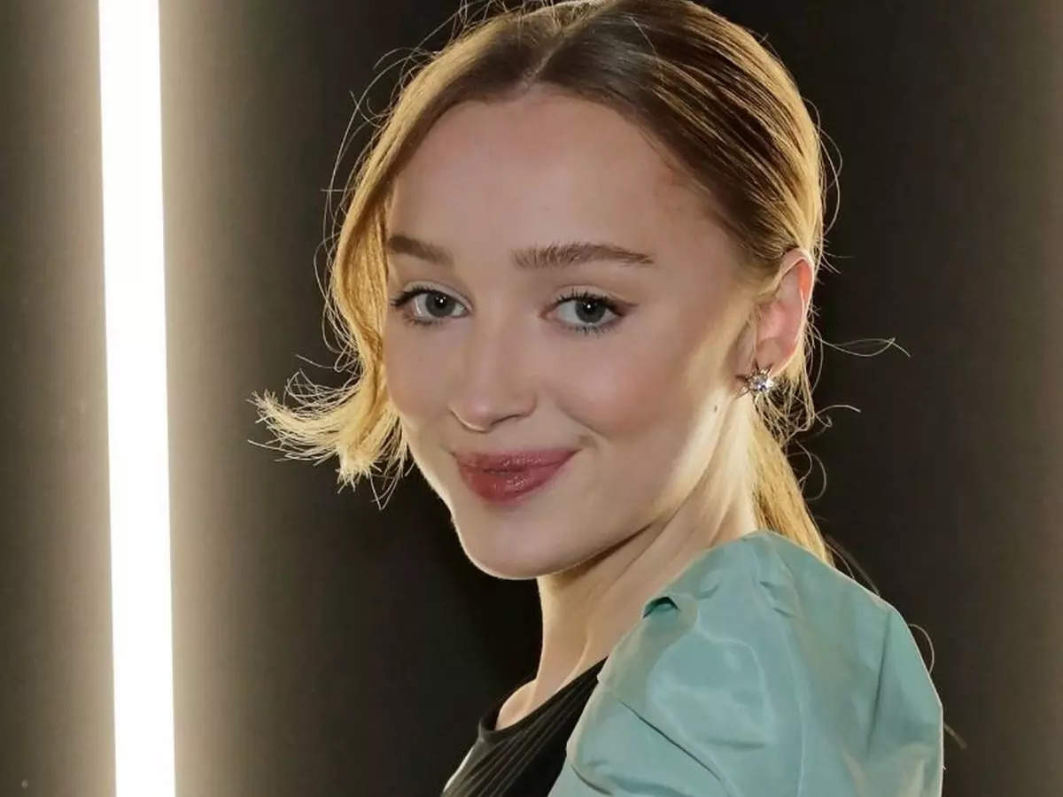 Phoebe Dynevor Actress 2021 Wallpapers