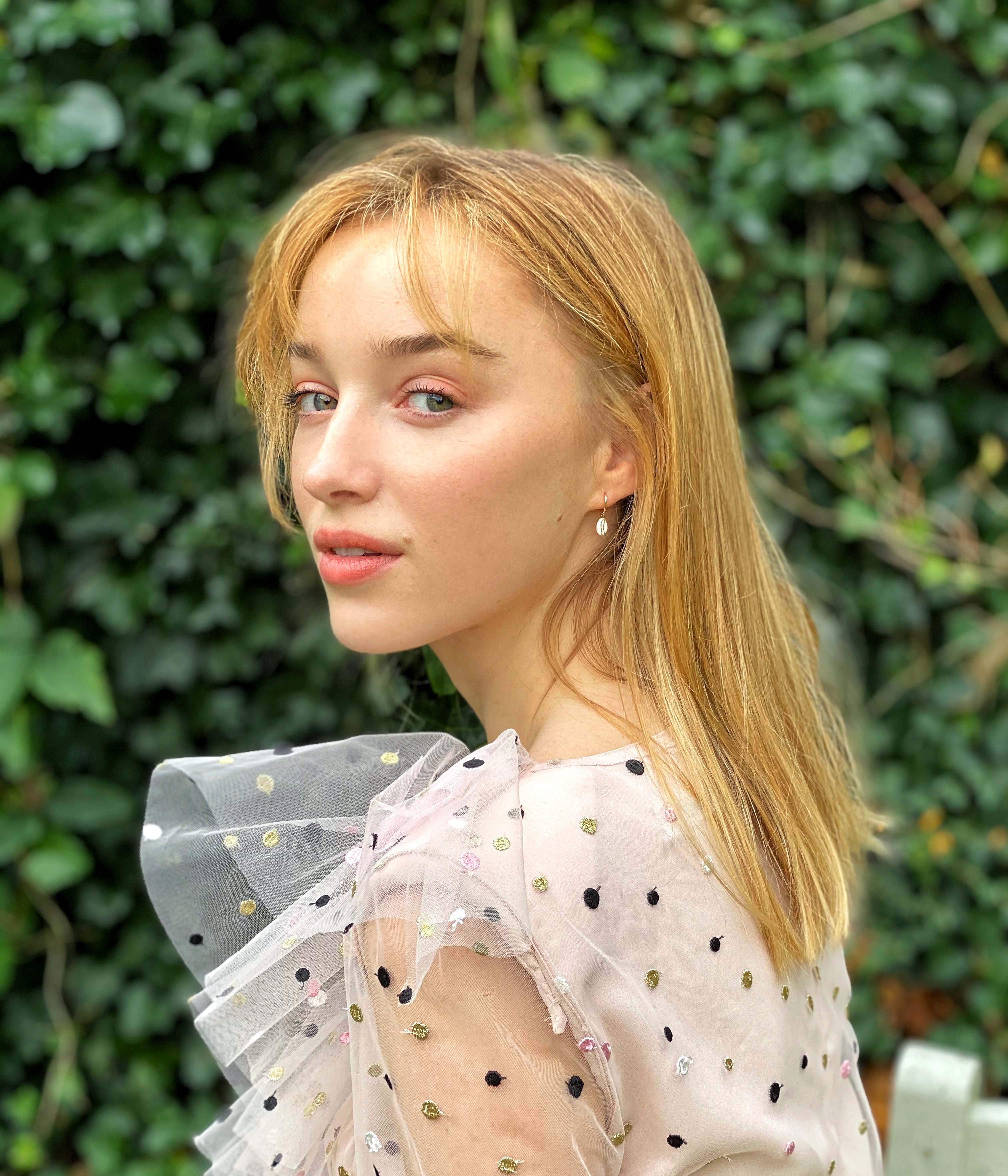 Phoebe Dynevor In Bridgerton 1 Wallpapers