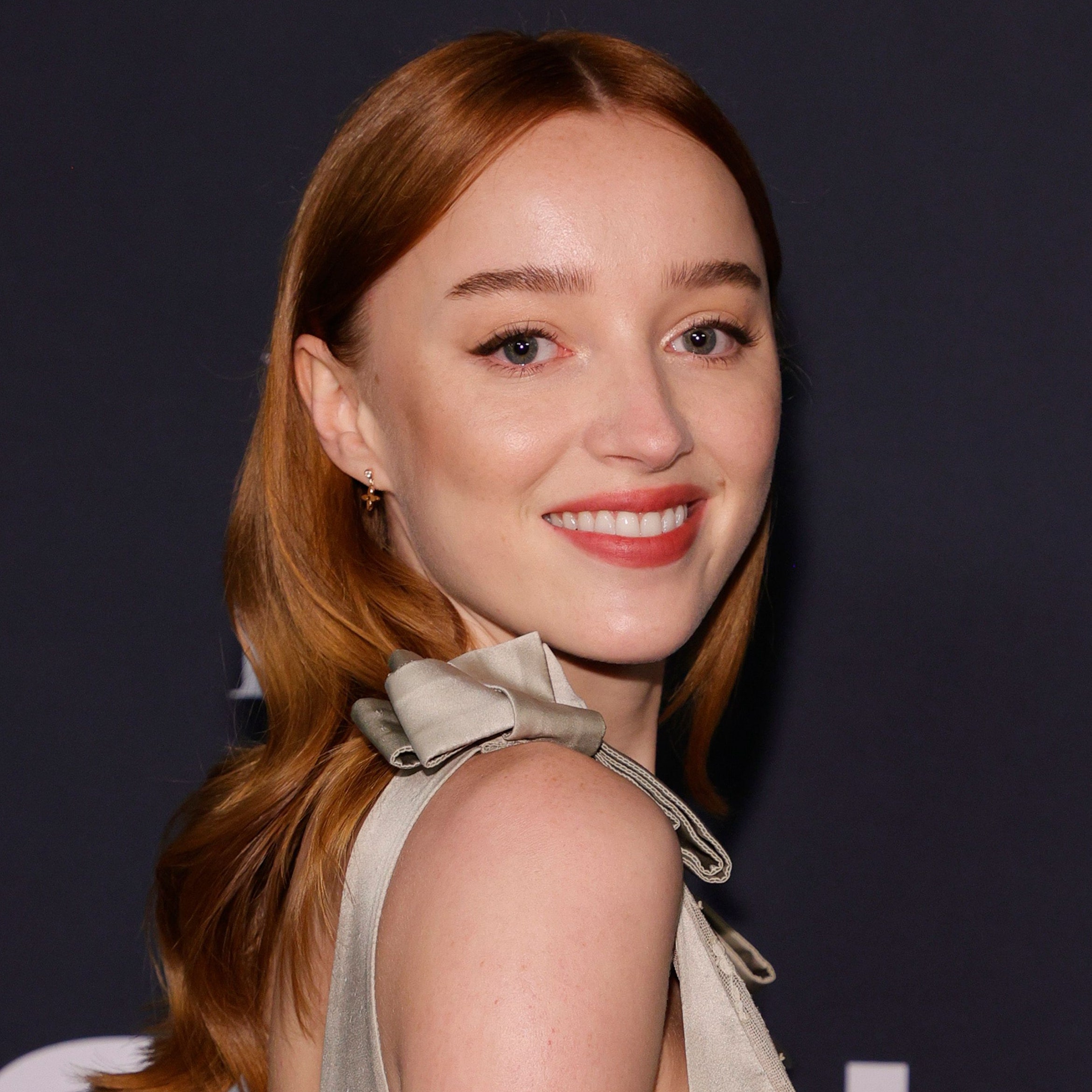 Phoebe Dynevor Red Wallpapers