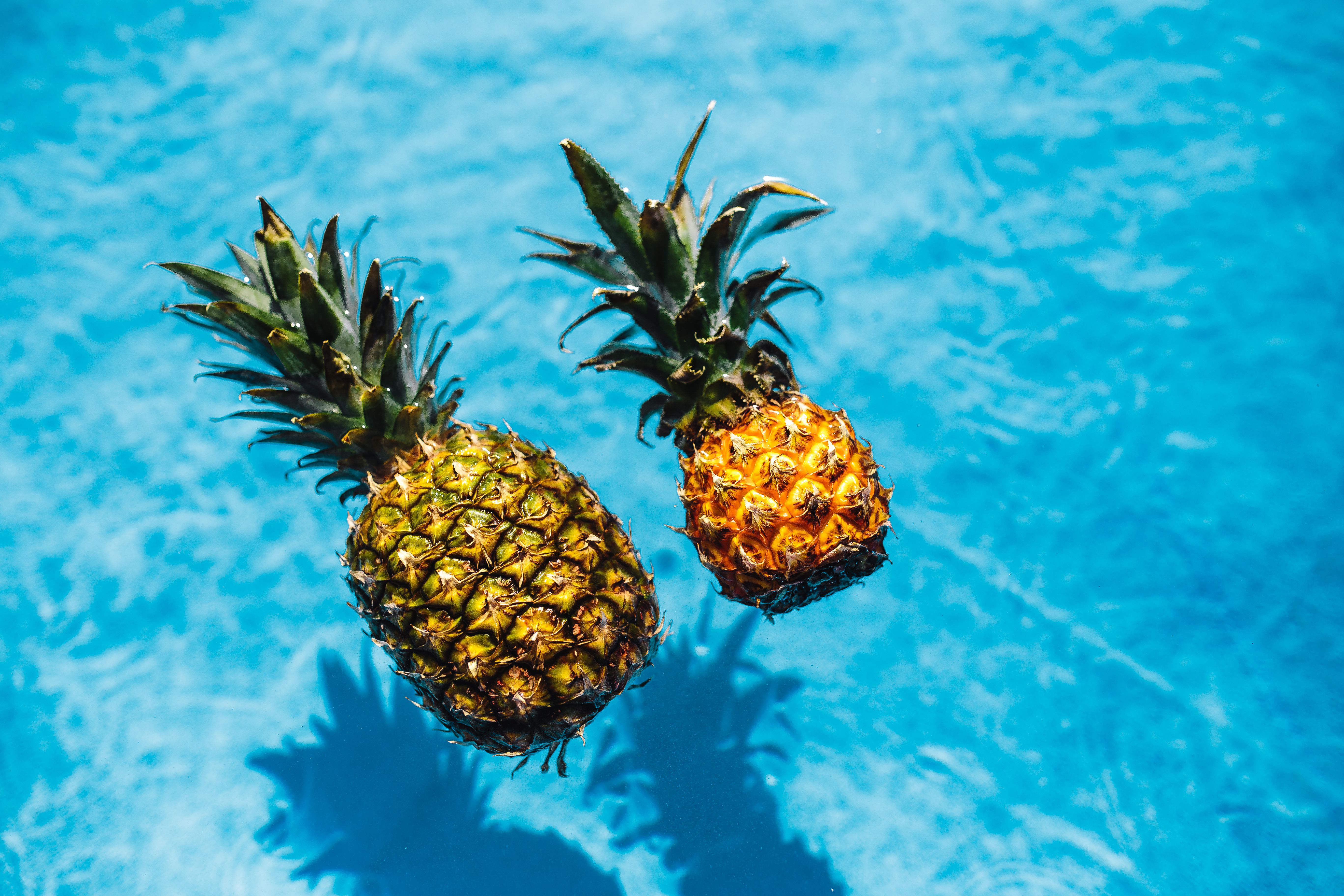 Ананас оне. Ананас. Ананас в воде. Морской ананас. Pineapple в воде.