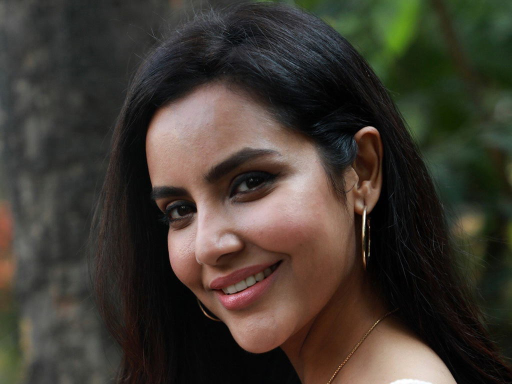 Priya Anand Hot Wallpapers