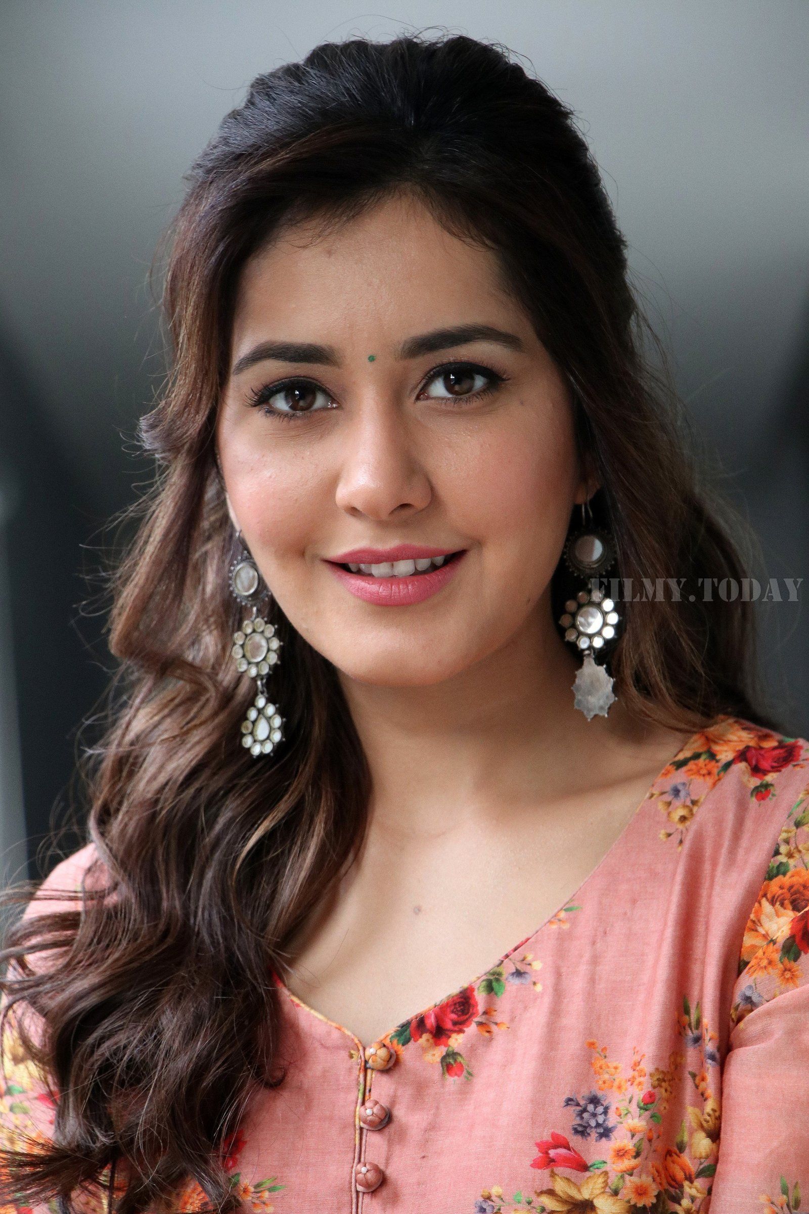 Raashi Khanna Wallpapers