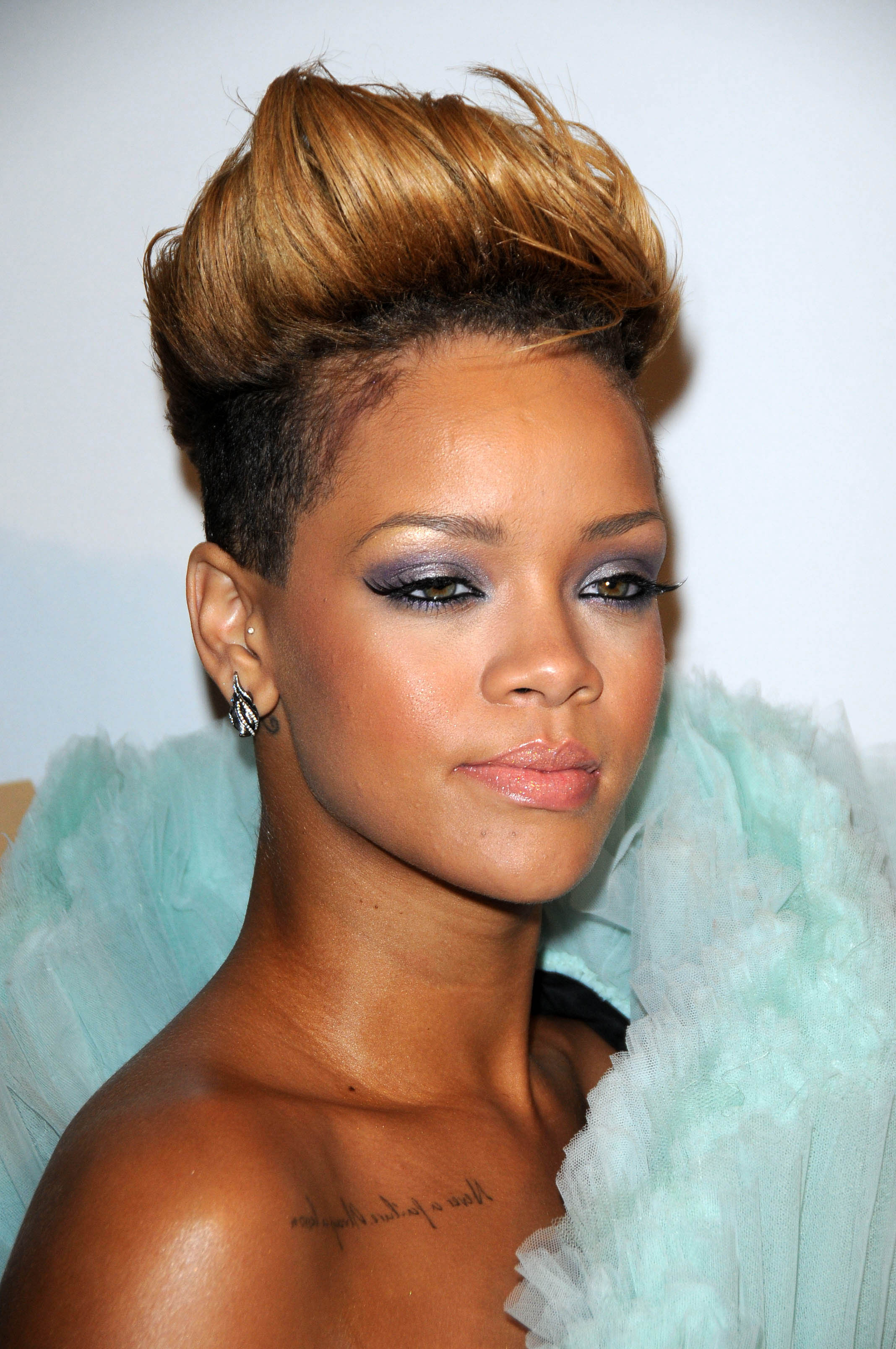 Rihanna In Short Haircut Wallpapers