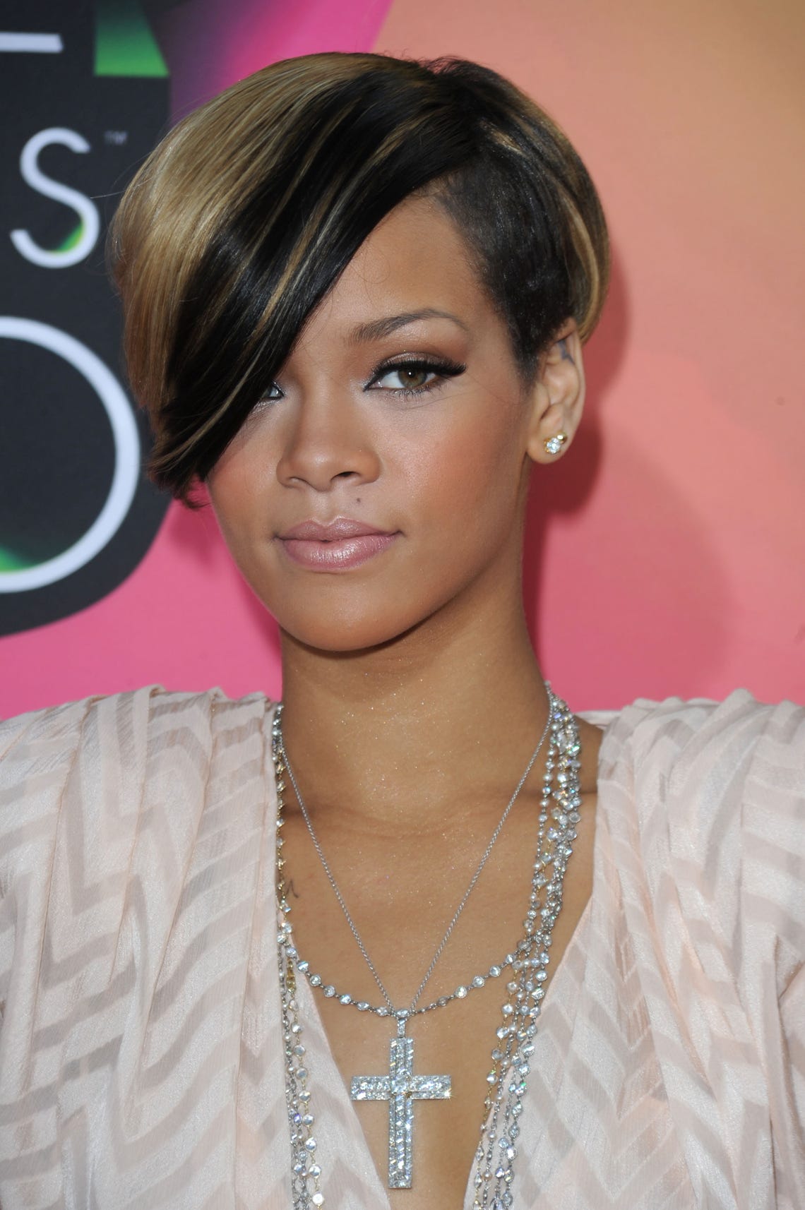 Rihanna In Short Haircut Wallpapers