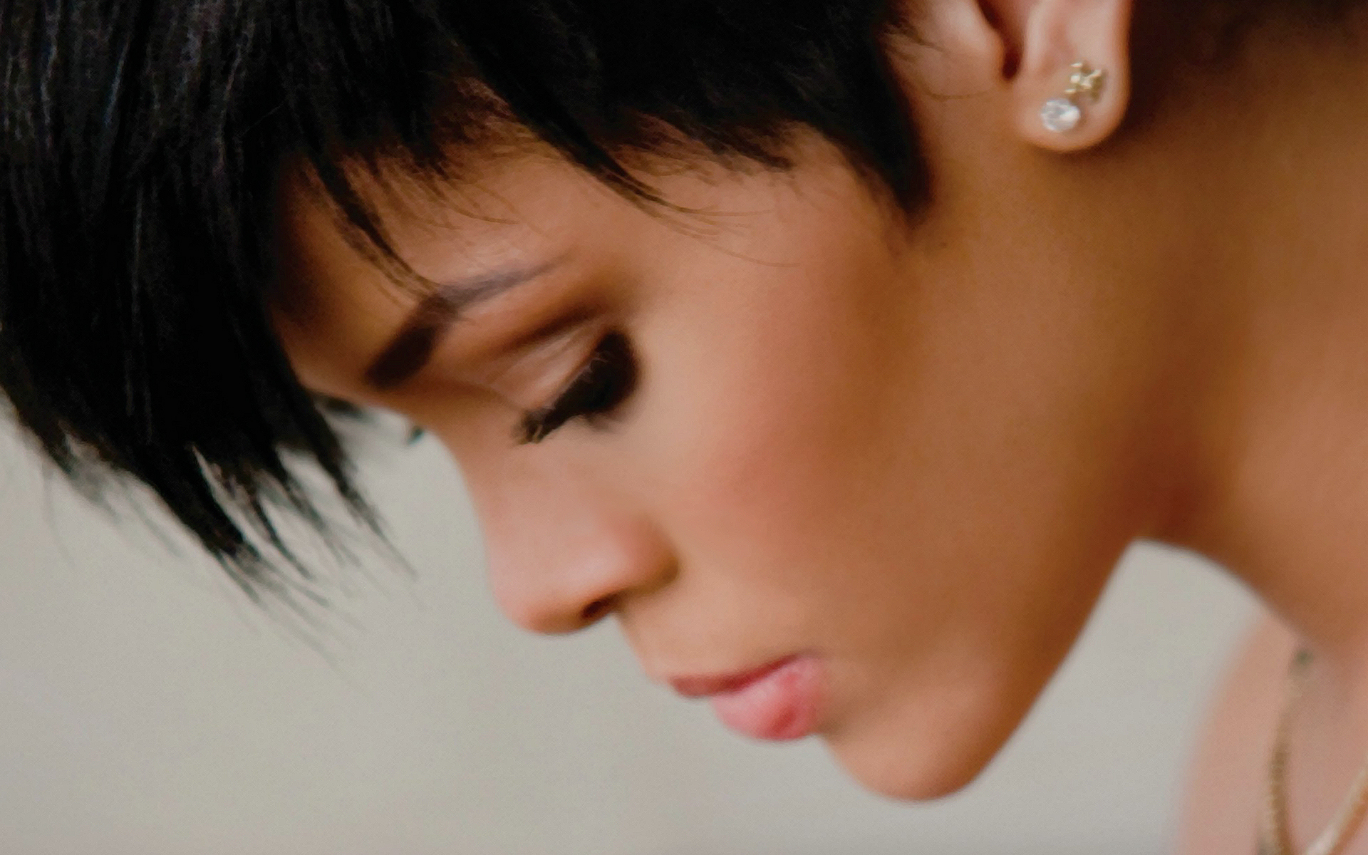 Rihanna In Short Haircut Wallpapers