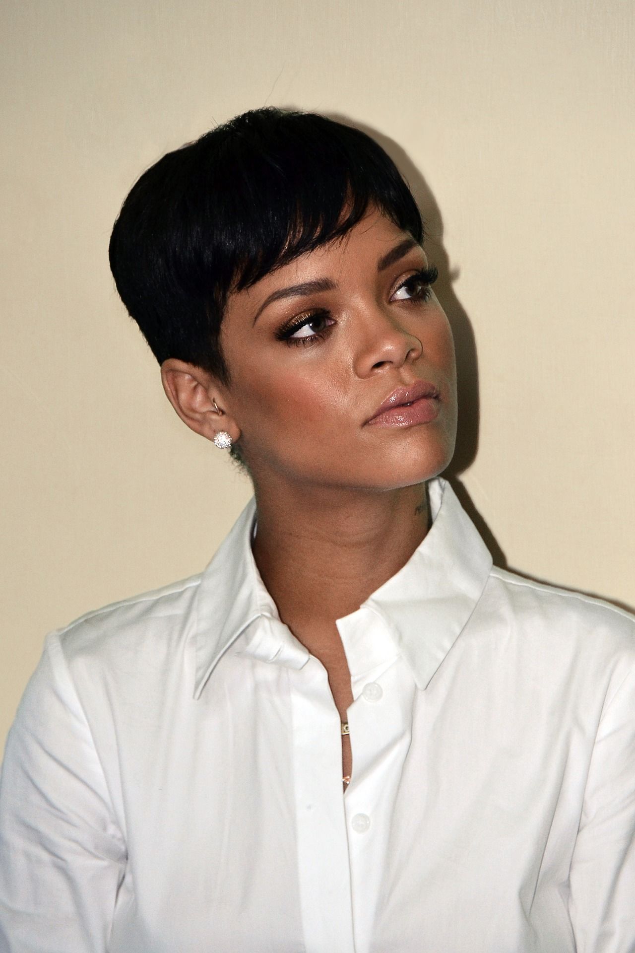 Rihanna In Short Haircut Wallpapers