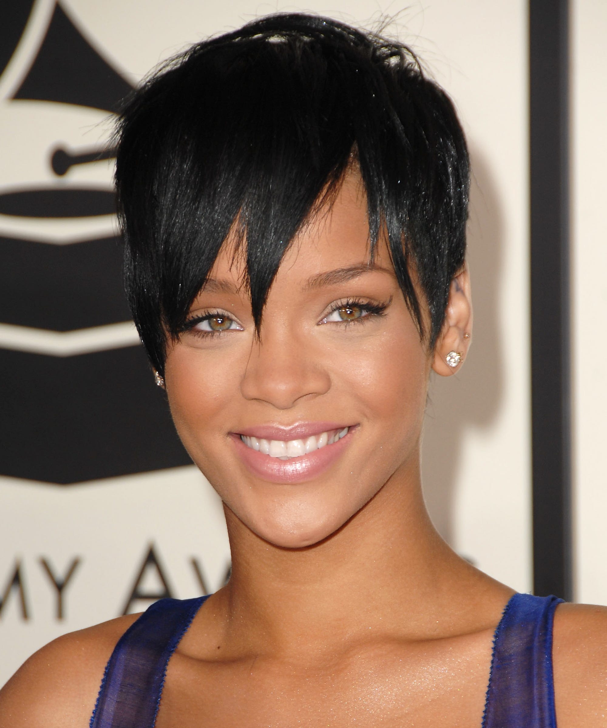 Rihanna In Short Haircut Wallpapers