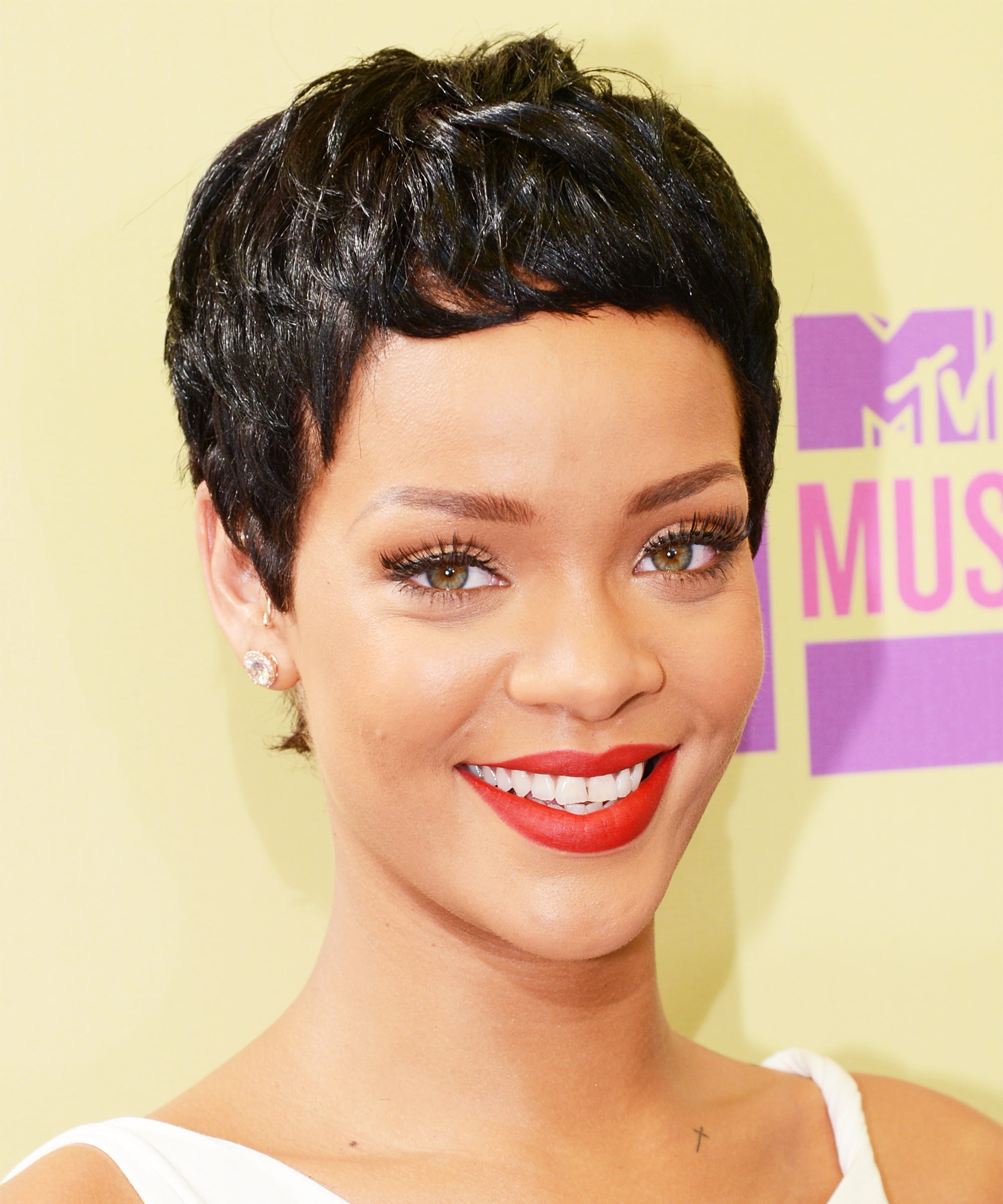 Rihanna In Short Haircut Wallpapers