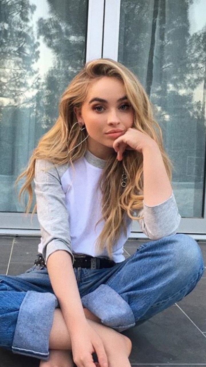 Sabrina Carpenter Cute Portrait Wallpapers