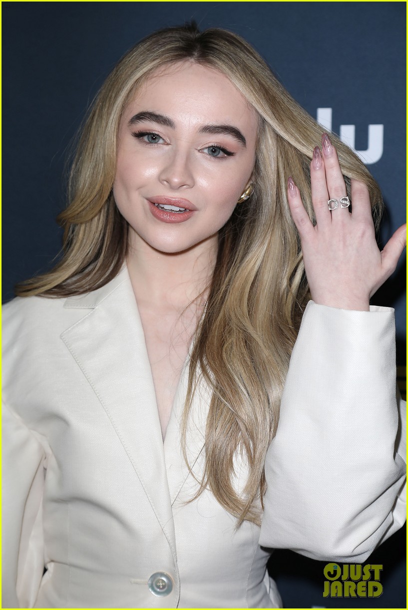 Sabrina Carpenter Cute Portrait Wallpapers