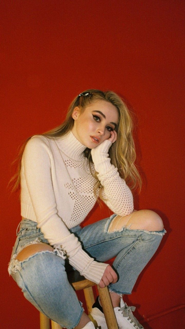 Sabrina Carpenter Cute Wallpapers