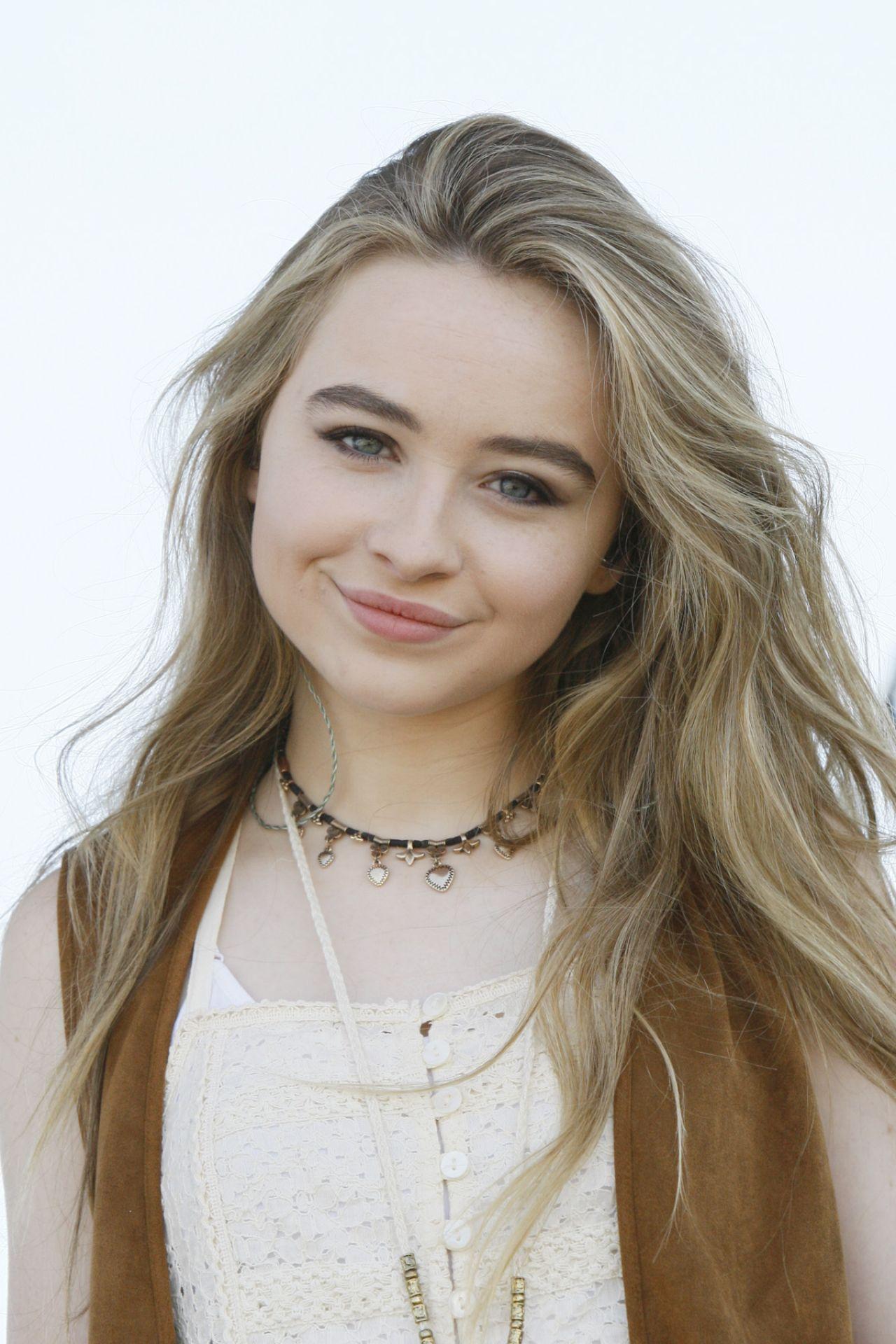 Sabrina Carpenter Cute Wallpapers