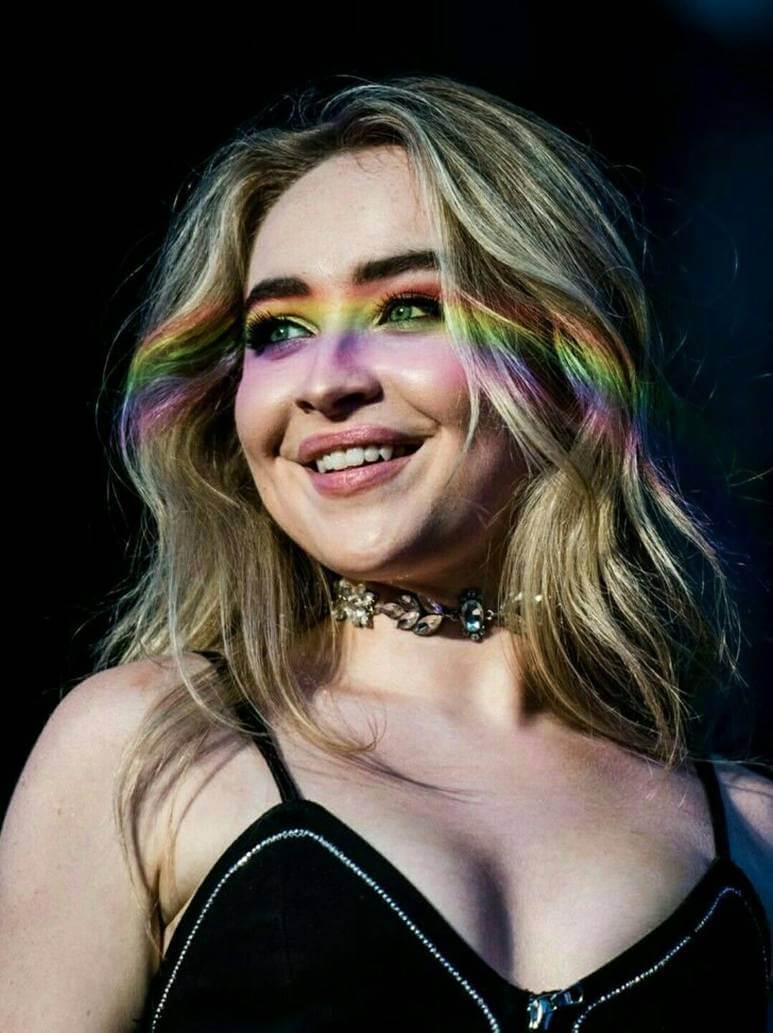 Sabrina Carpenter Cute Wallpapers