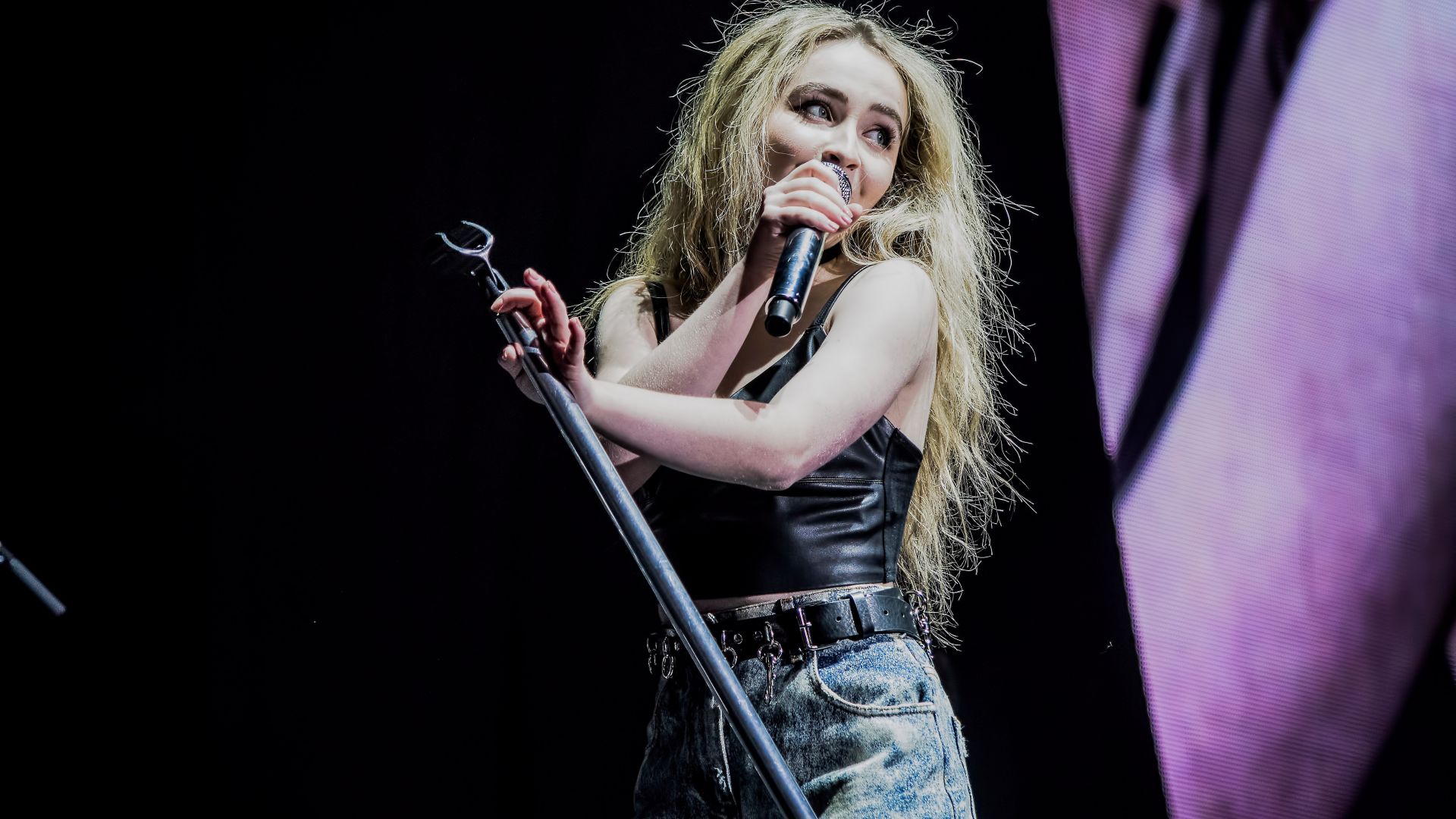 Sabrina Carpenter Singer Wallpapers