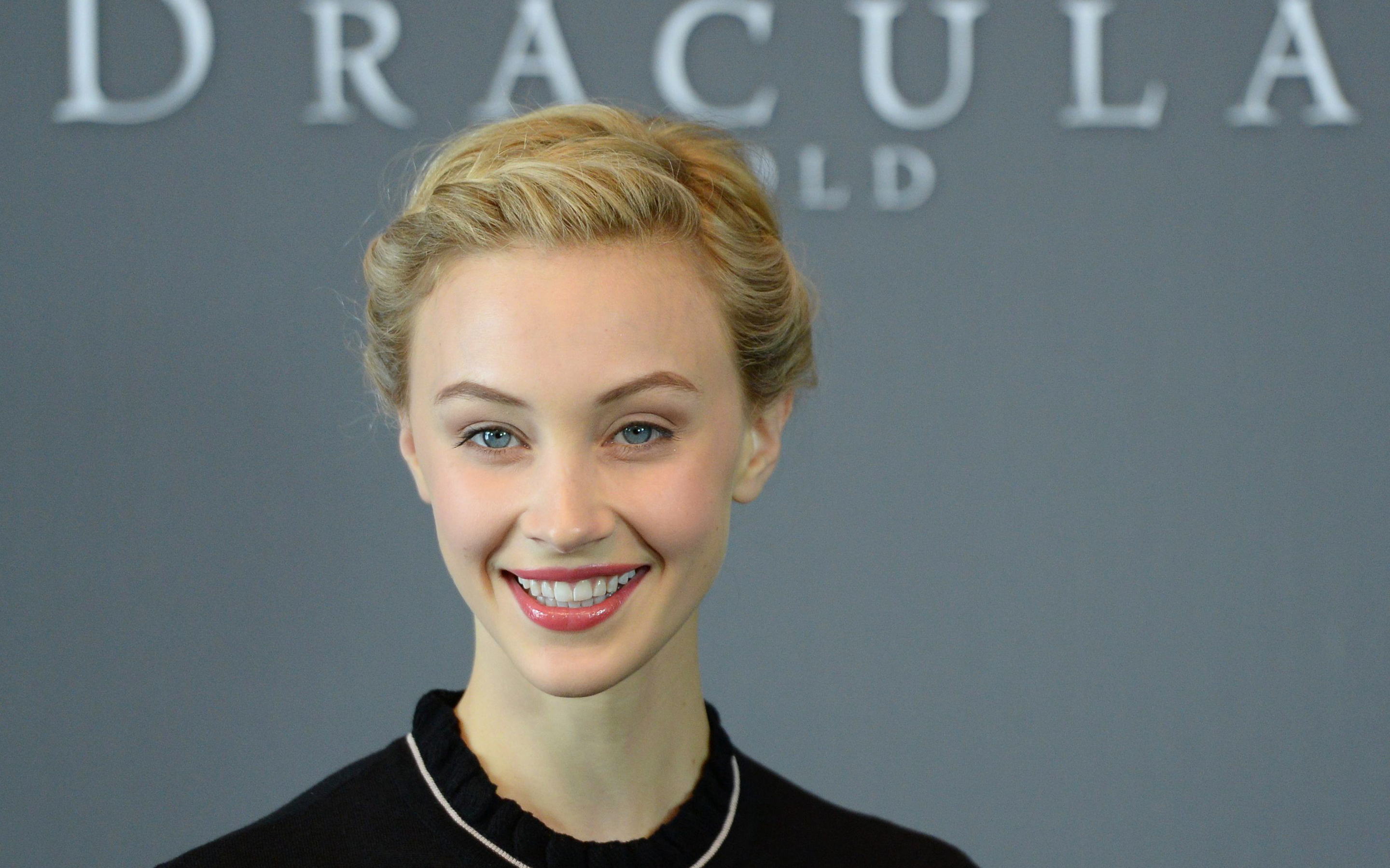 Sarah Gadon Wallpapers