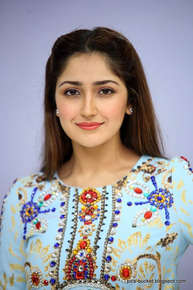 Sayesha Saigal Wallpapers