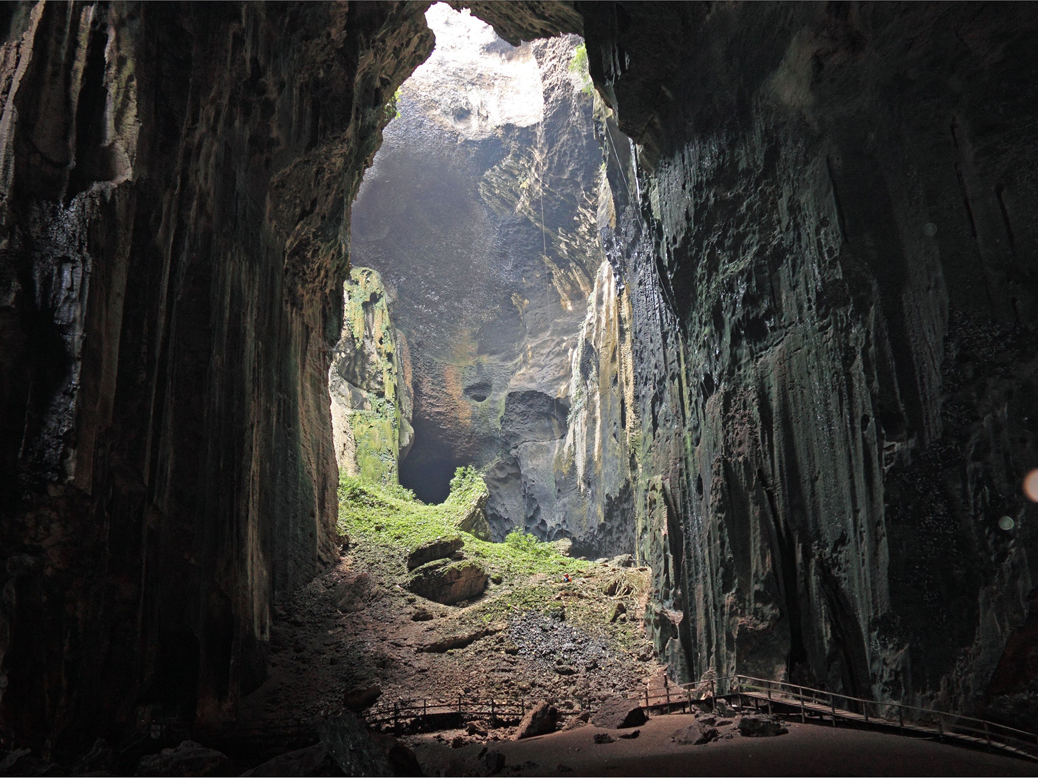 Left cave. Нукатская пещера. Нукатская пещера Башкортостан. Пещера на острове. Необычная пещера.