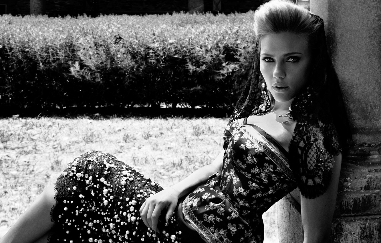 Scarlett Johansson in Black Dress Wallpapers