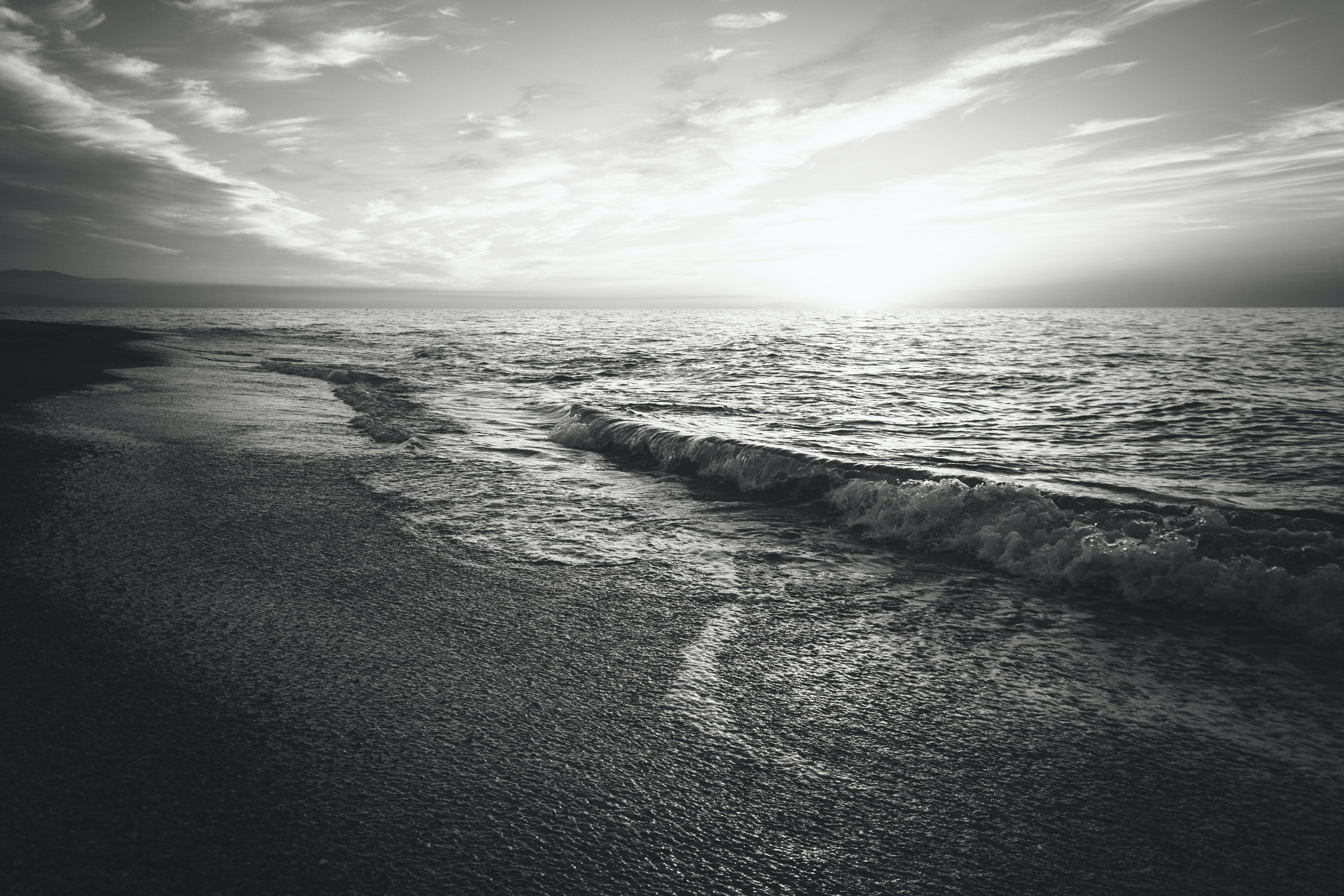 Sea With Big Waves Monochrome Wallpapers