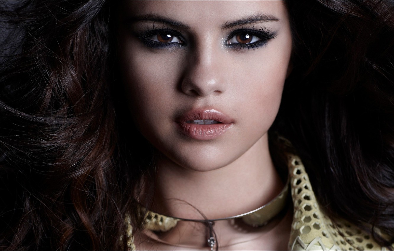 Selena Gomez Beautiful Face Wallpapers