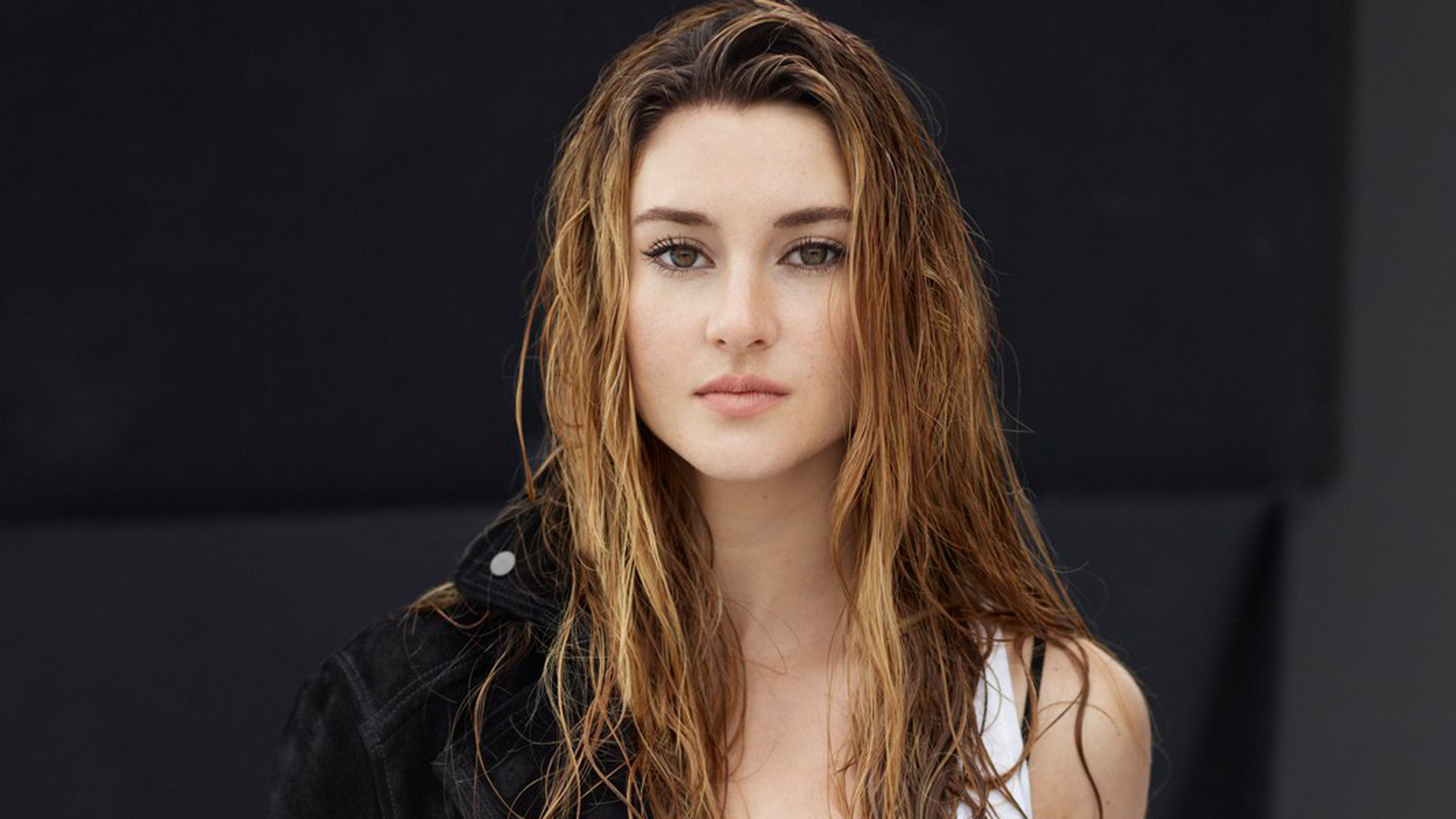 Shailene Woodley Portrait Wallpapers