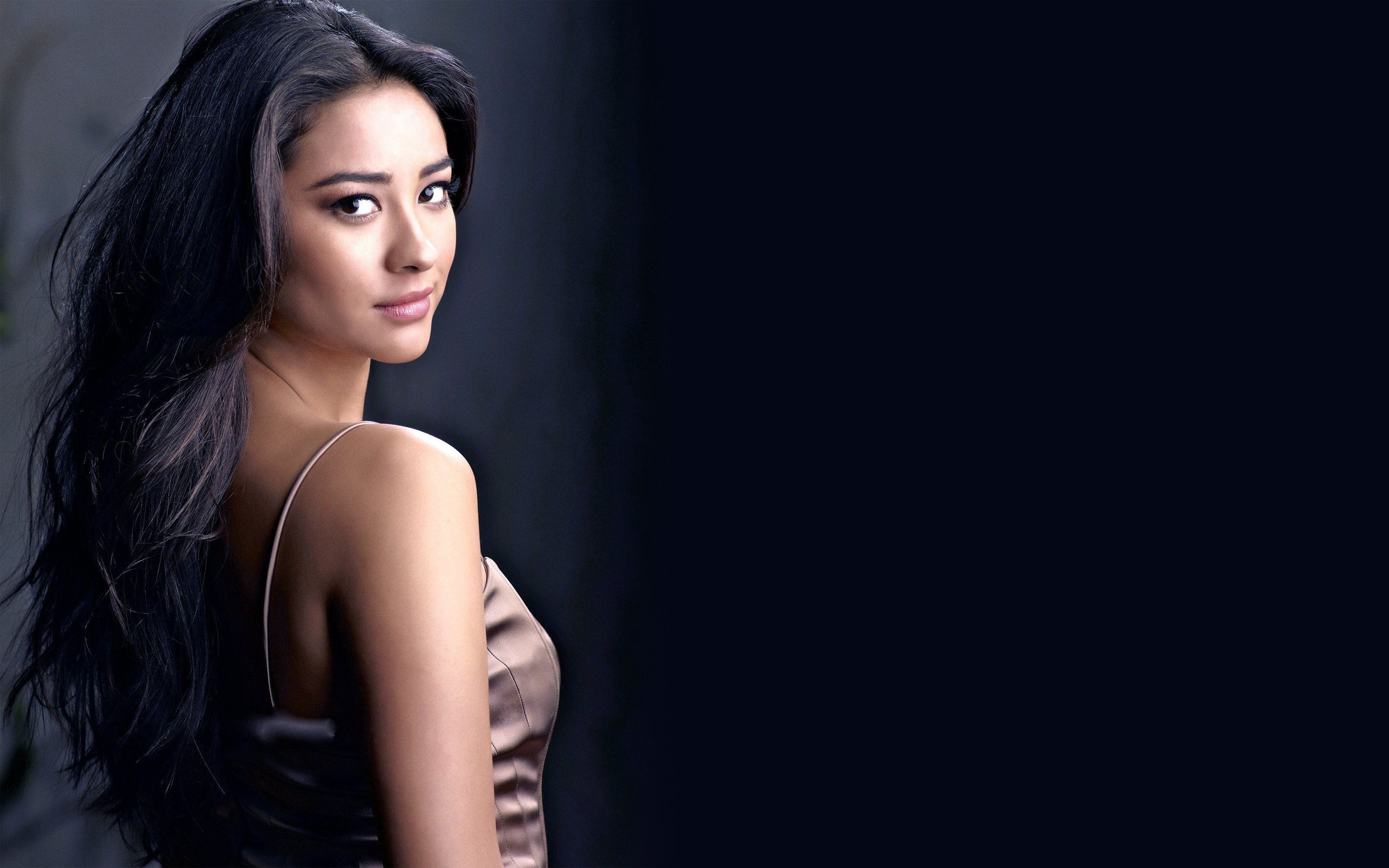 Shay Mitchell 2019 Wallpapers