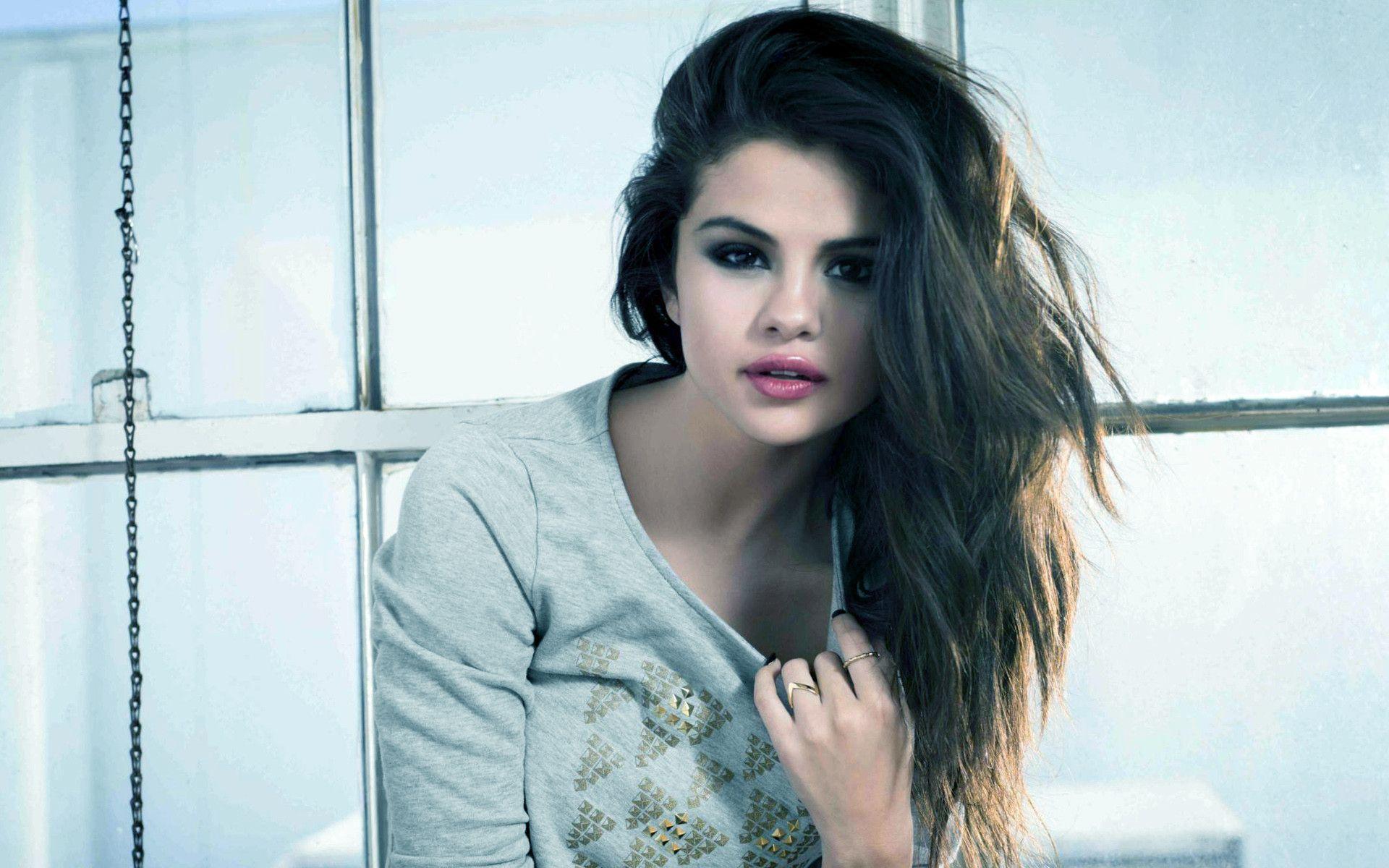 Singer Selena Gomez Wallpapers