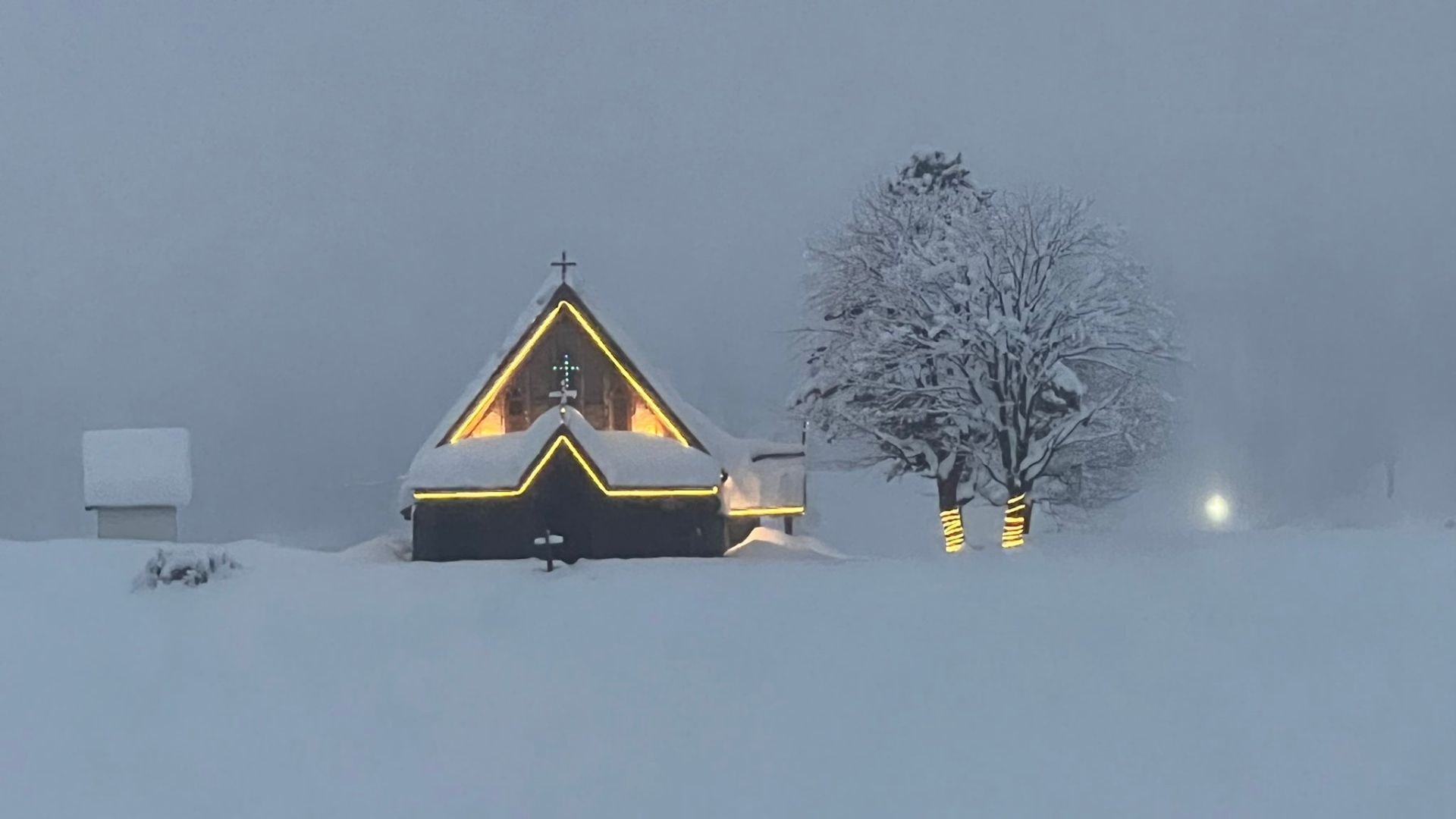 Single House In Fogy Winter Wallpapers