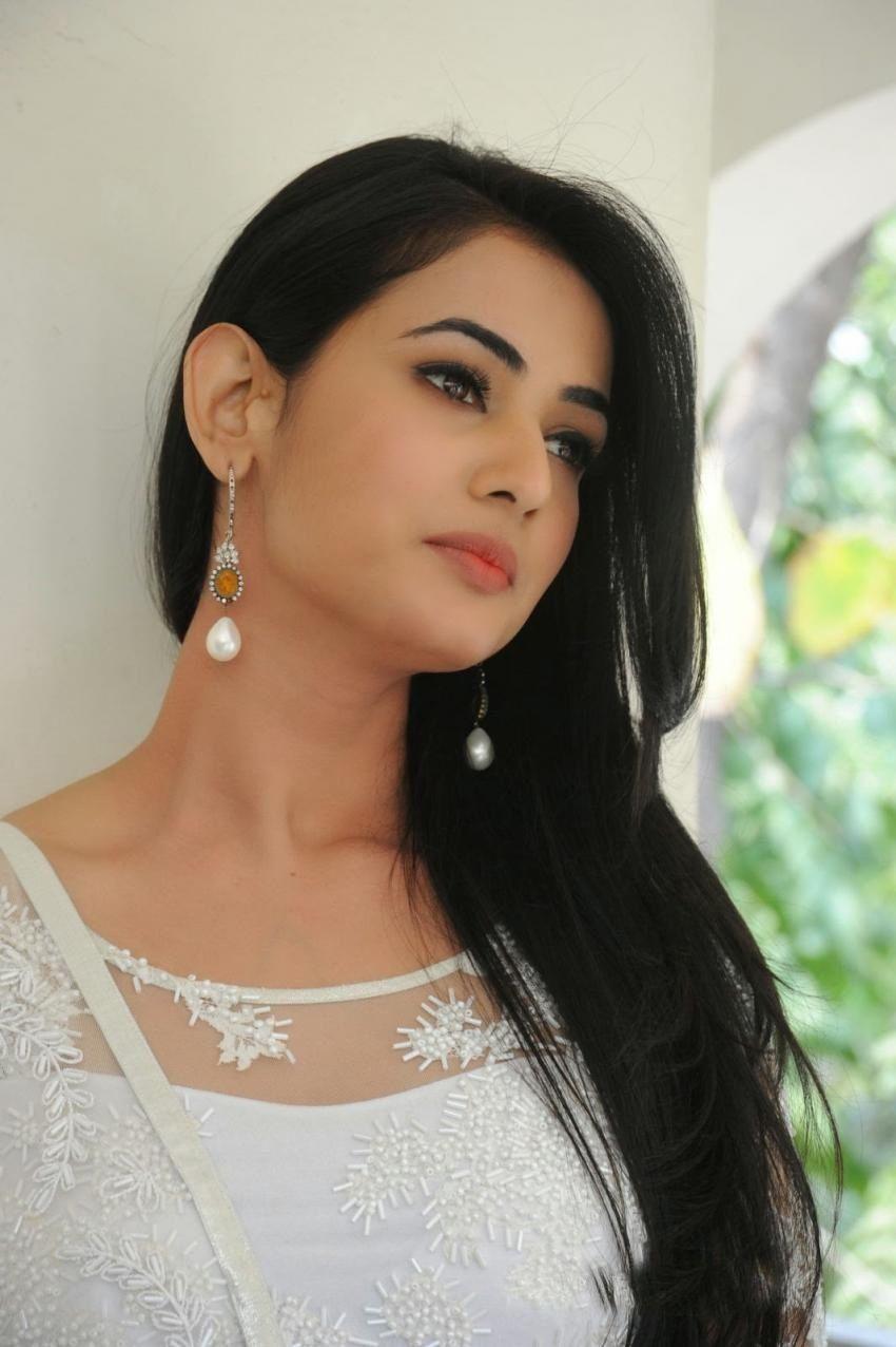 Sonal Chauhan Wallpapers