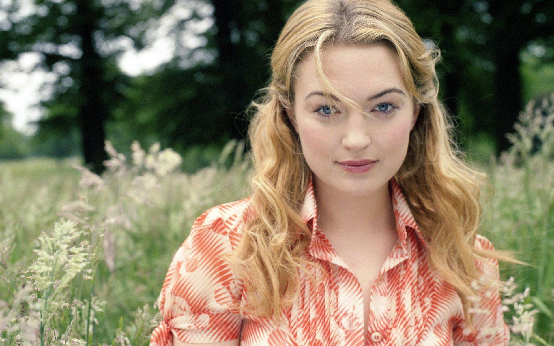 Sophia Myles Wallpapers